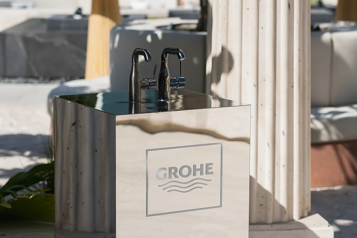 Hand basin with GROHE logo on it