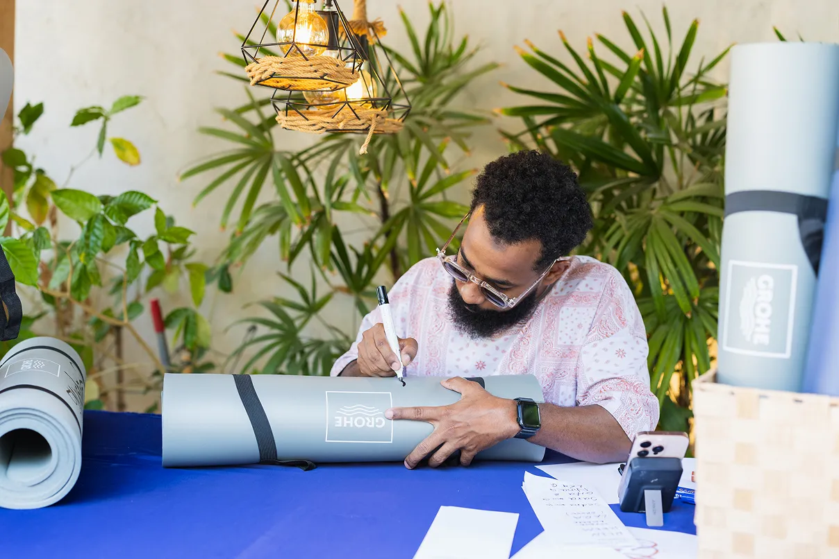 Man signing a GROHE product