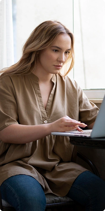 woman studying in front of the laptop