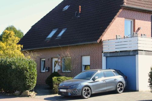 Ferienwohnung mit geparktem Auto