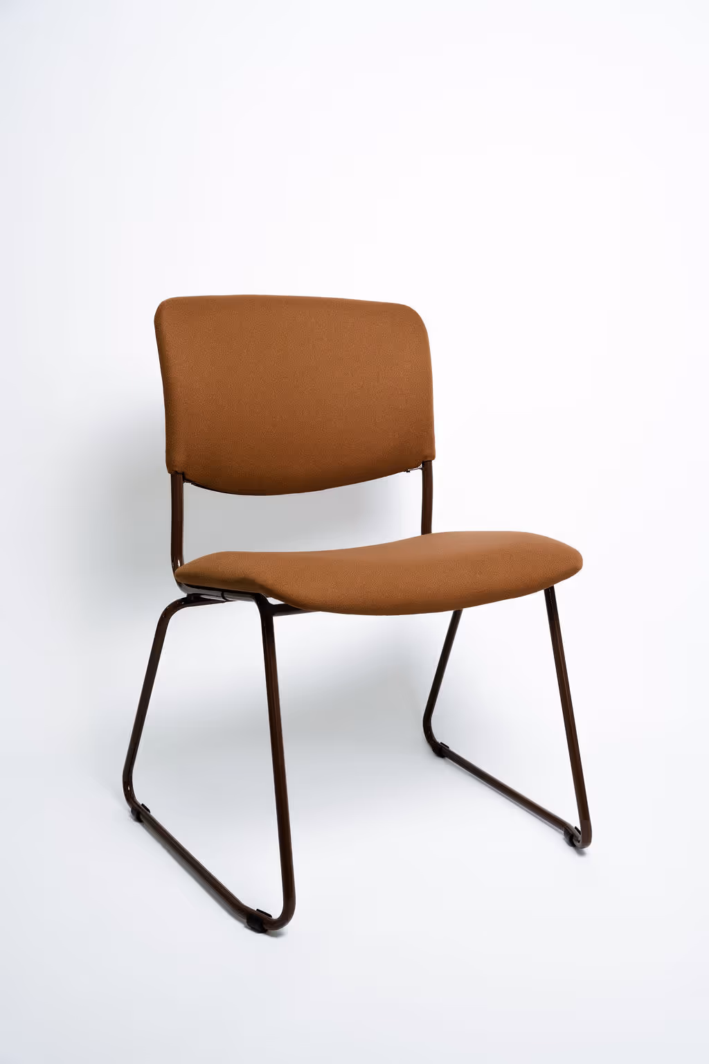 Cadeira Jade (CJ) empilhável, estrutura reforçada e pintura eletrostática