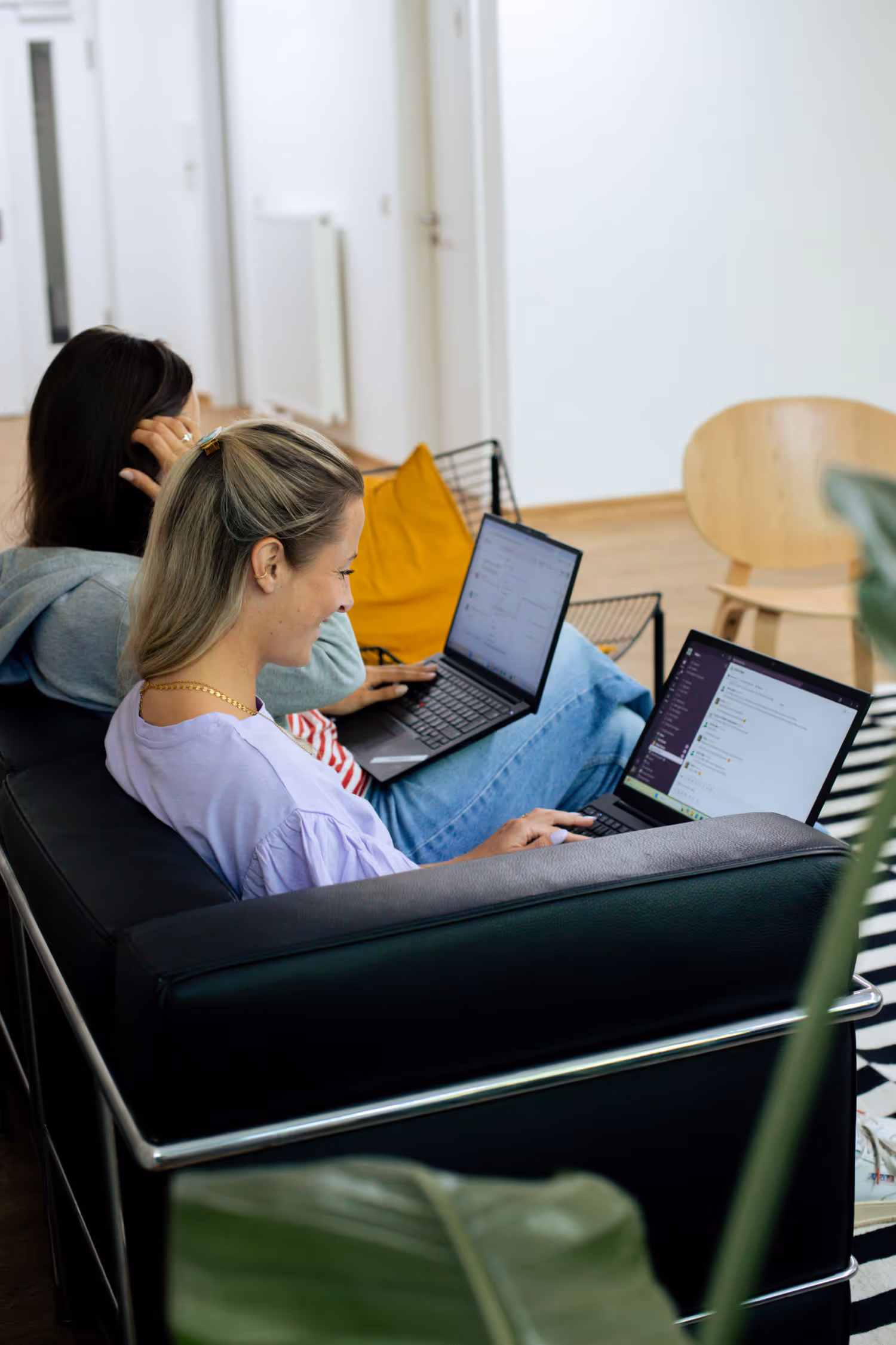 Zwei Kolleginnen arbeiten im Office.