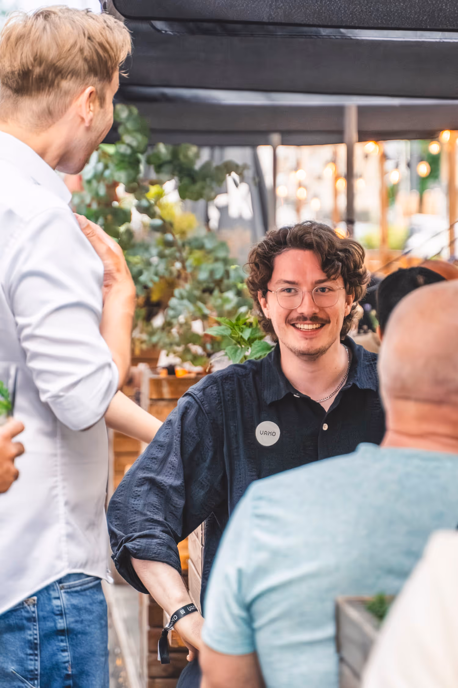 Ein Kollege von Vamo bei einem Fest. 