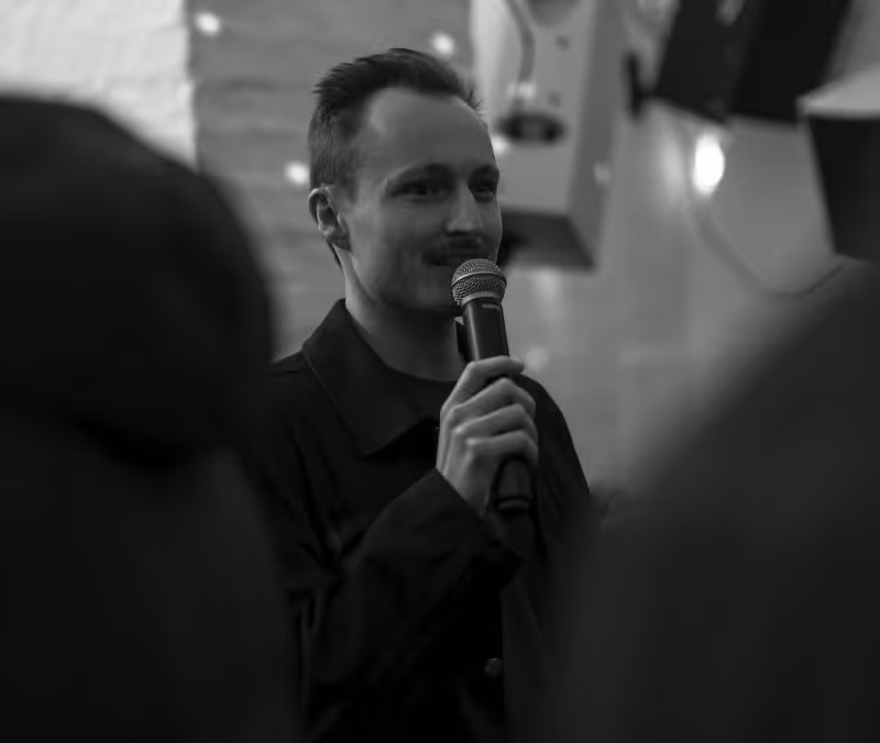 Ein Kollege hält eine Rede auf einer Feier.