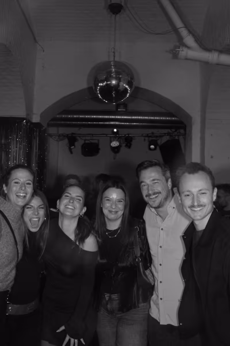 Viele Kollegen von Vamo bei einer Feier.