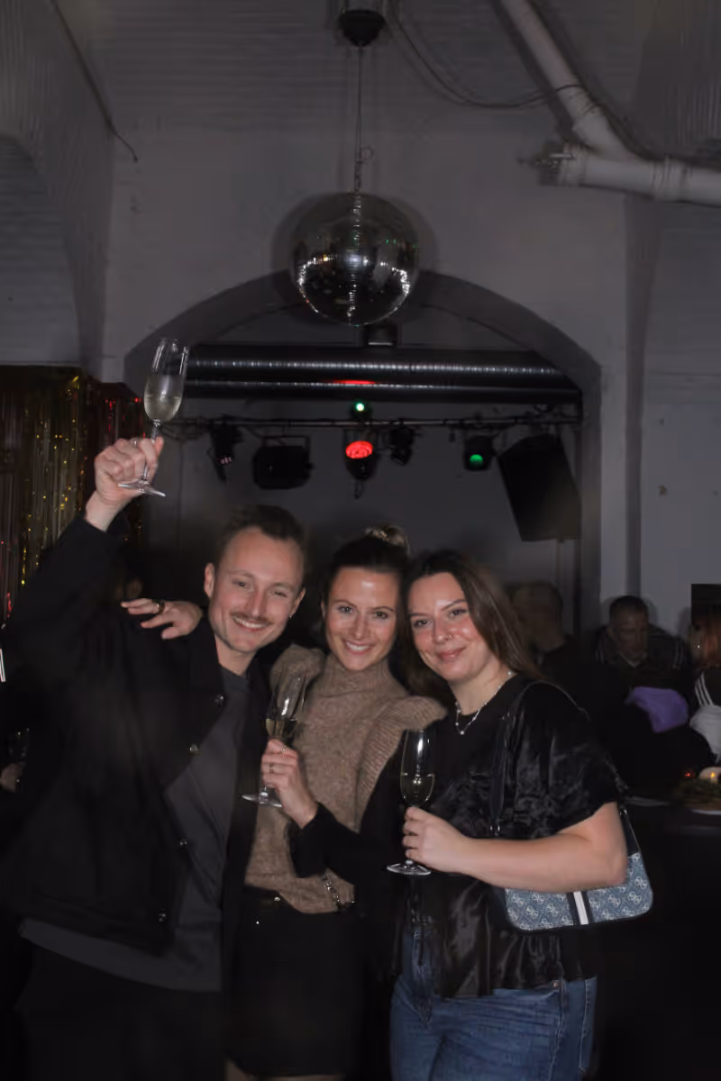 Kollegen bei einer Feier.