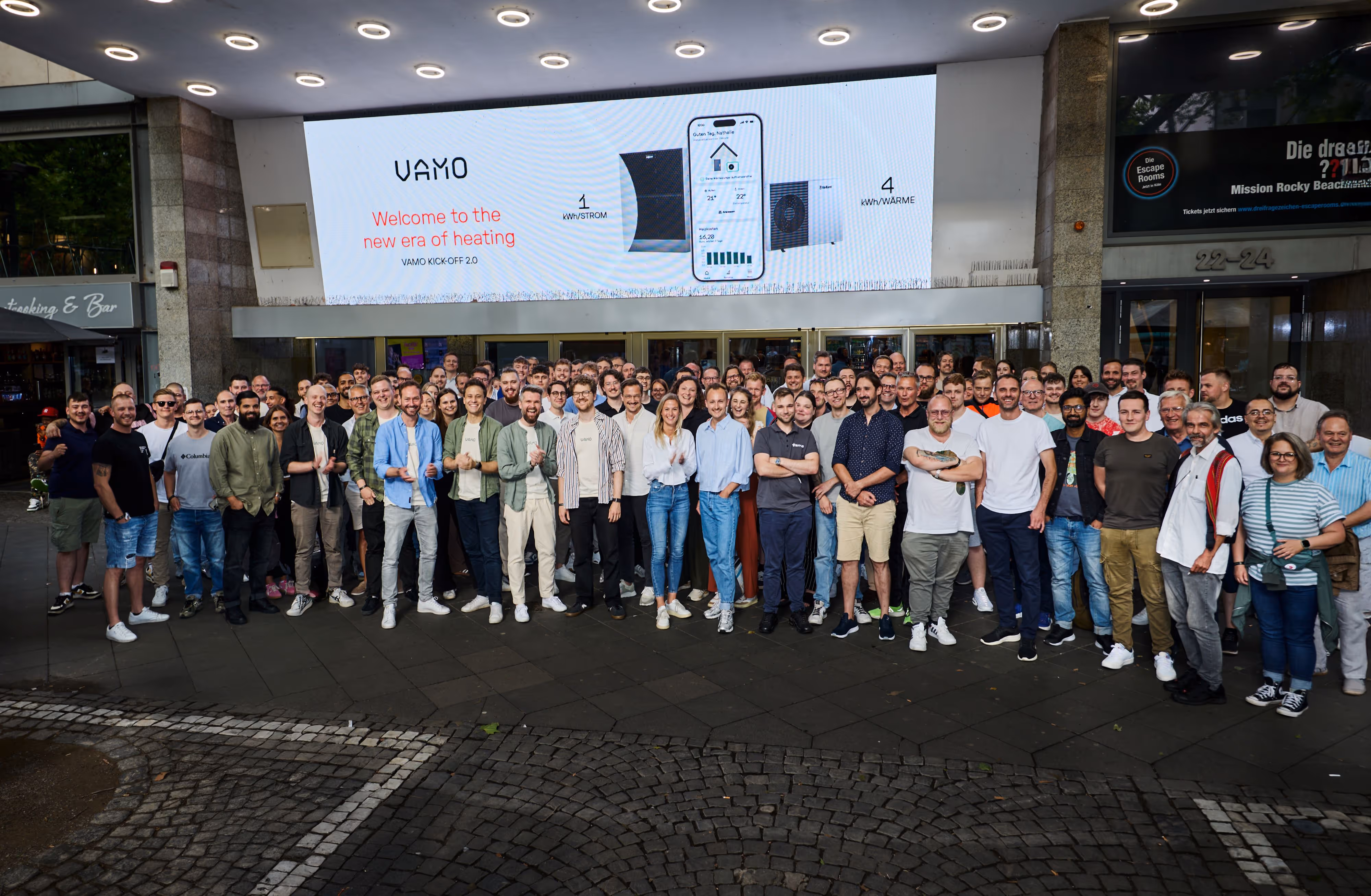 Das gesamte Vamo Team steht vor dem Kino. 