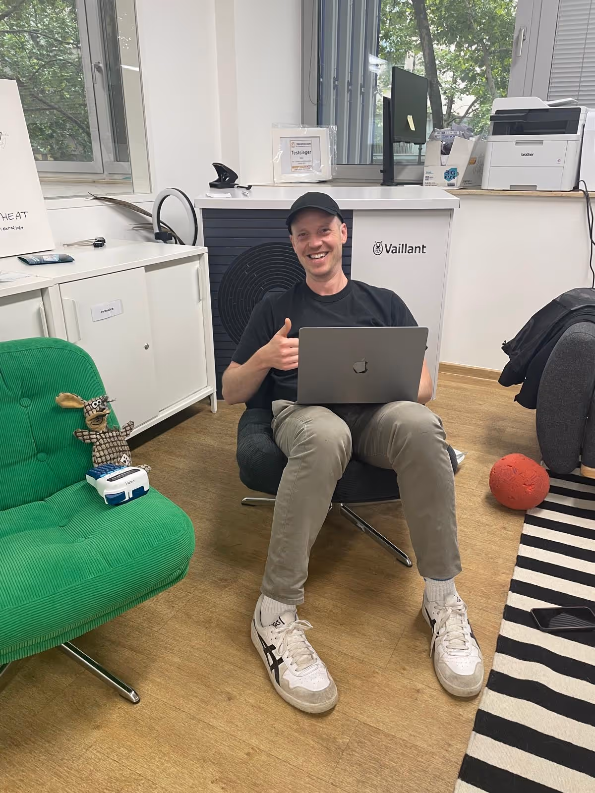 Mitarbeiter lachend auf Sessel. 