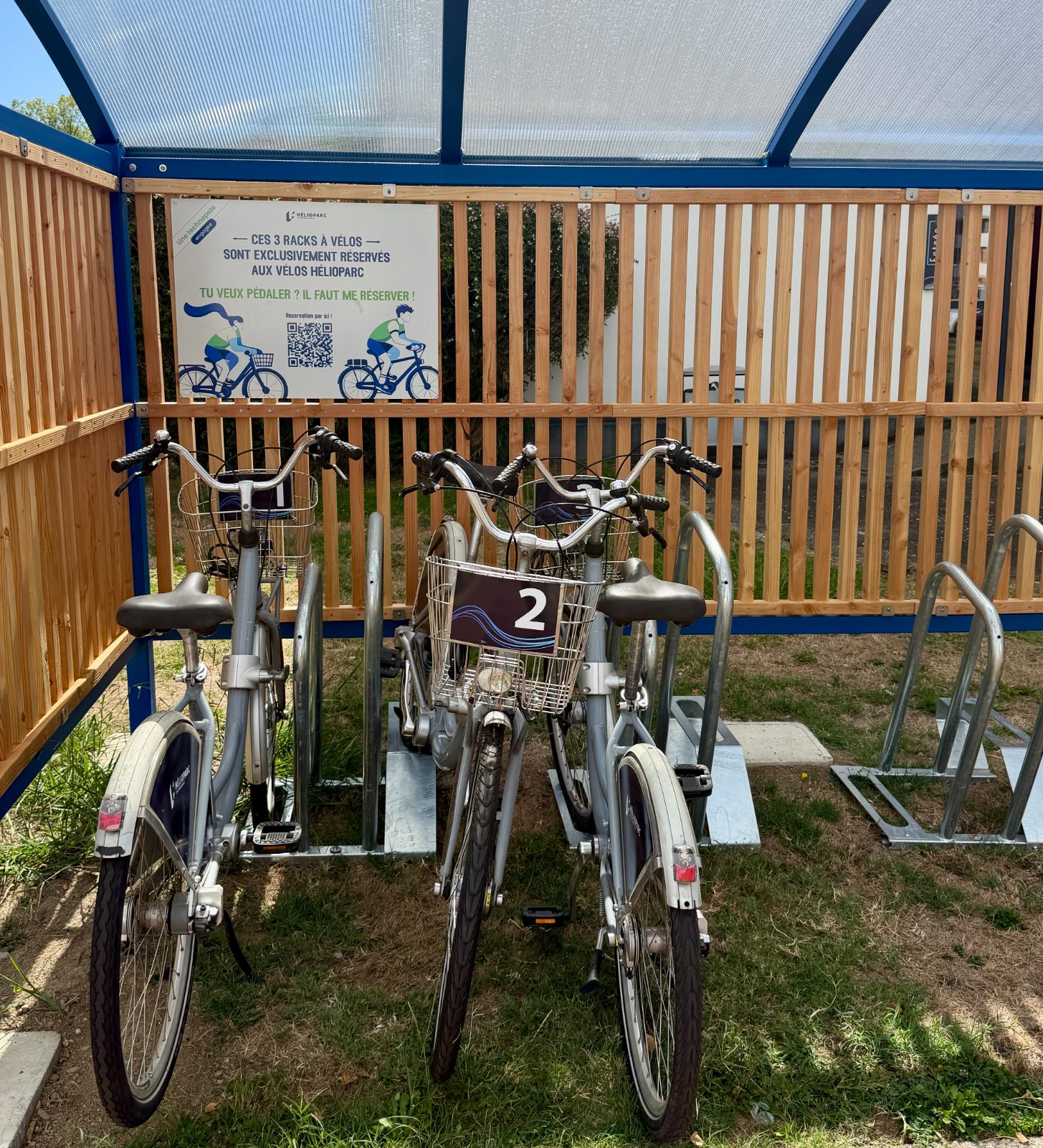 Vélos Hélioparc sur leur rack