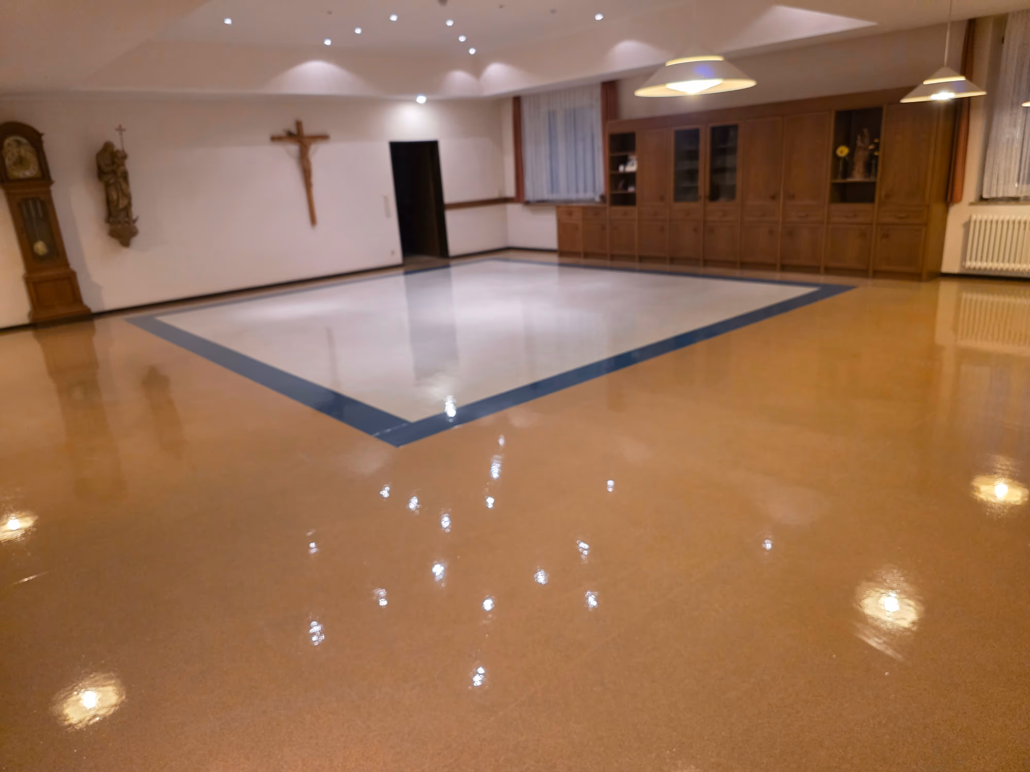 Speisesaal nach der Grundreinigung – gründlich gereinigter Boden und saubere Essbereiche