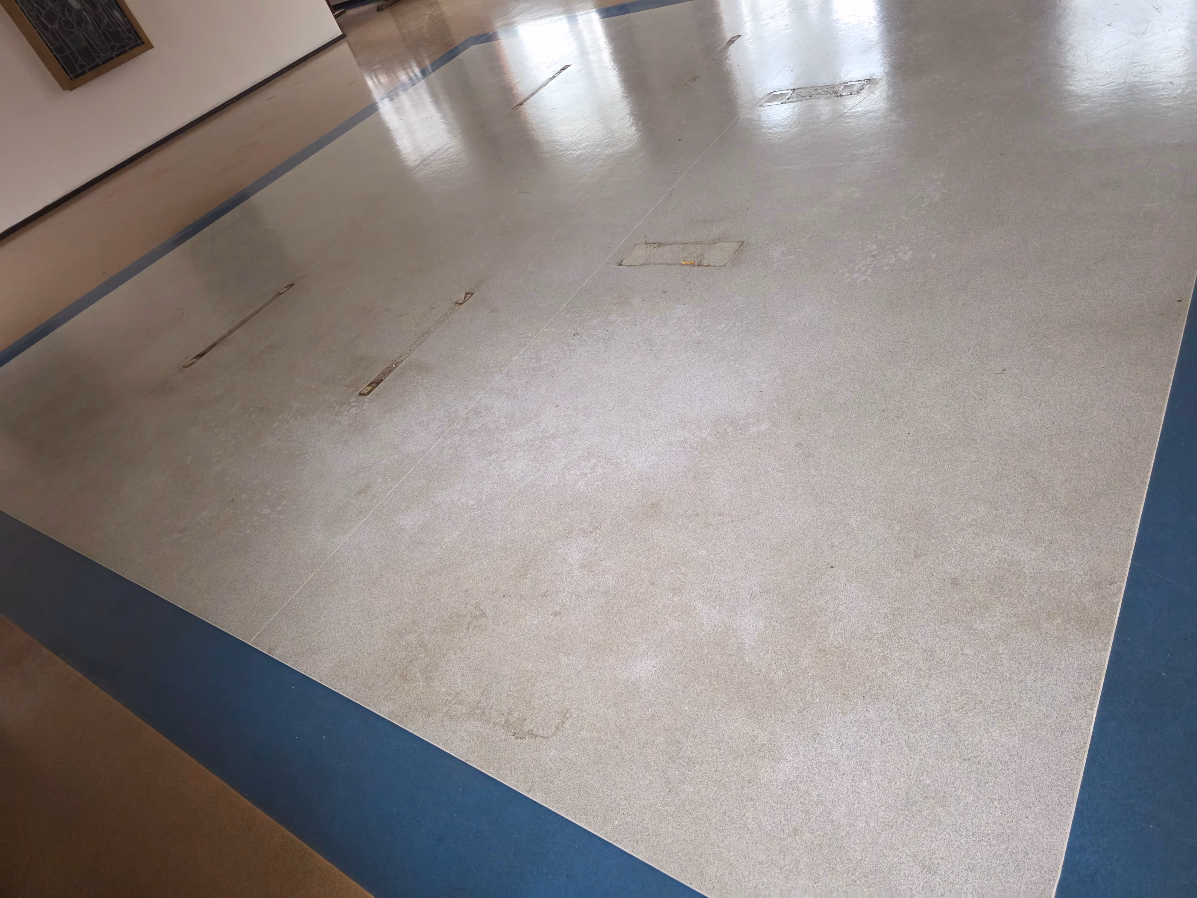 Speisesaal vor der Grundreinigung – verschmutzter Boden und stark beanspruchte Fläche