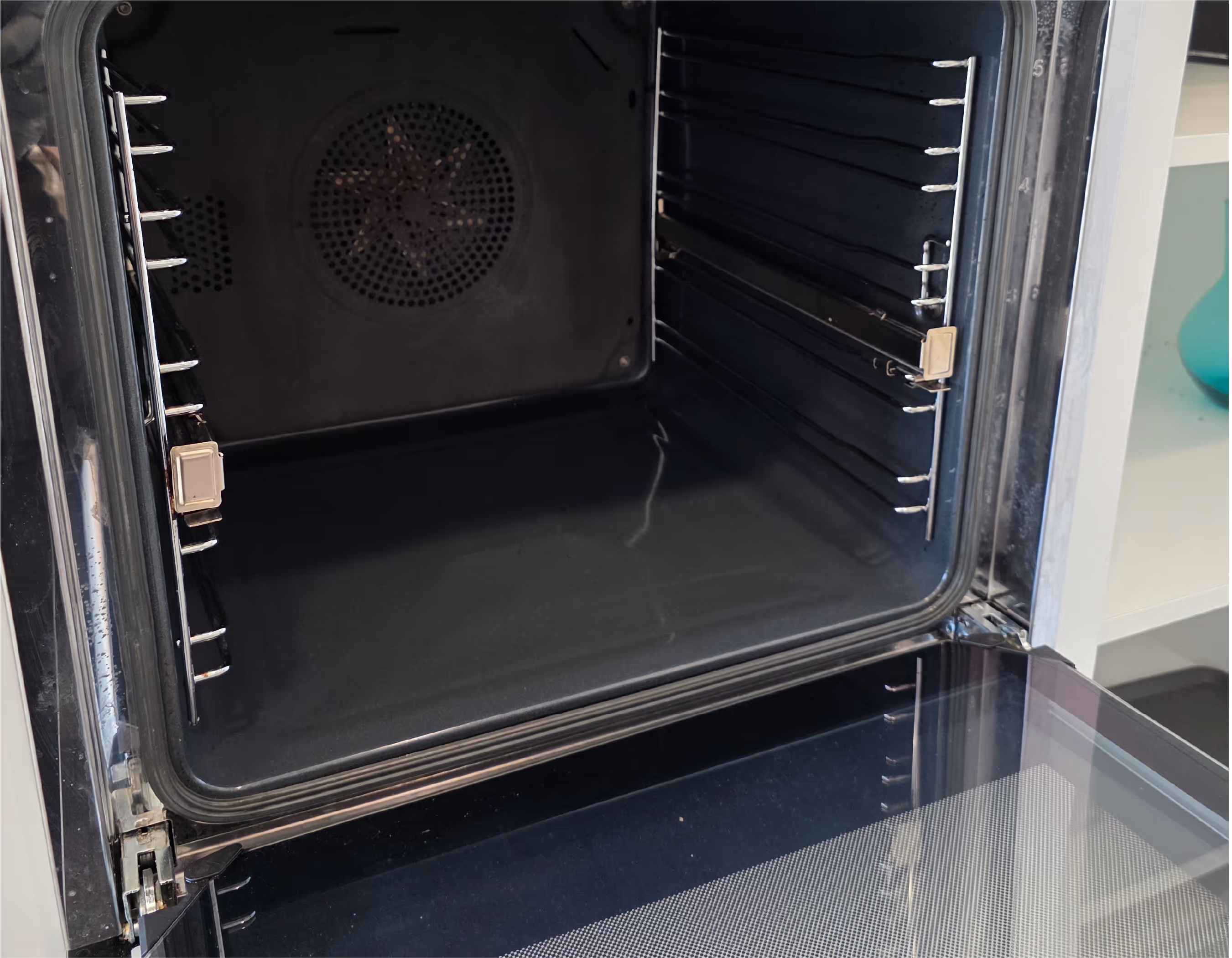 Backofen nach der Reinigung – gründlich gereinigter Backraum ohne Fett- und Essensreste