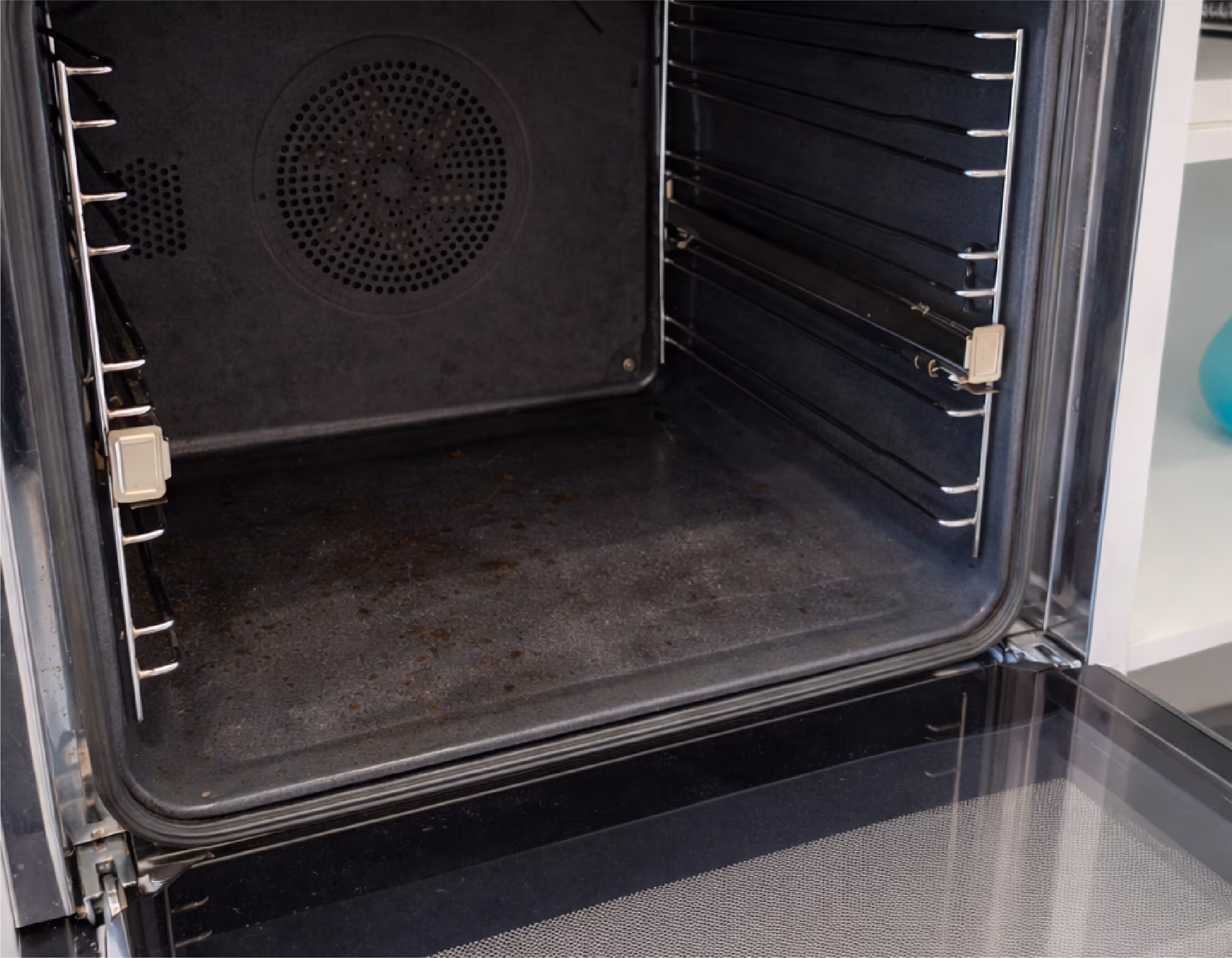 Backofen nach der Reinigung – gründlich gereinigter Backraum ohne Fett- und Essensreste