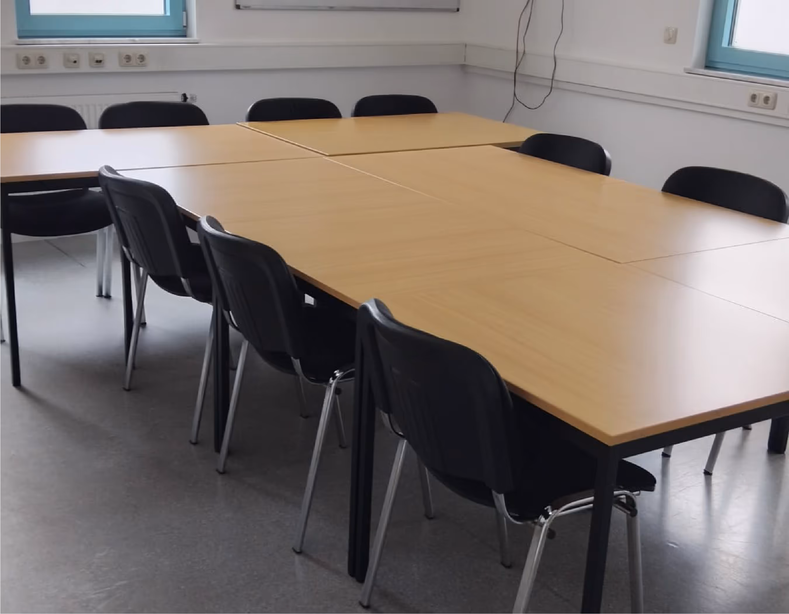 Reinigung eines Klassenraums – sauber gereinigte Tische, Stühle und Bodenflächen