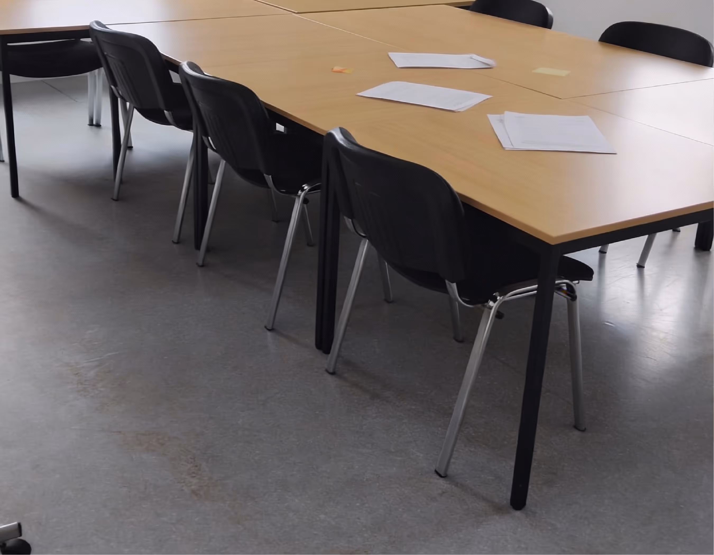 Reinigung eines Klassenraums – sauber gereinigte Tische, Stühle und Bodenflächen