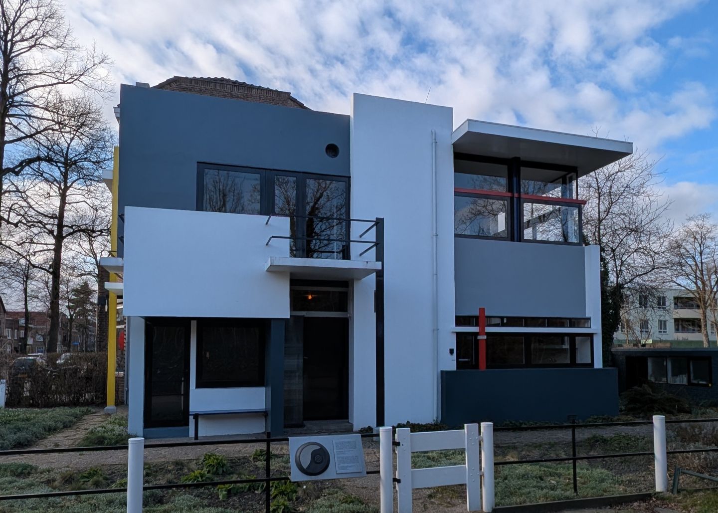 Het Rietveld Schröderhuis van buiten met op de voorgrond de officiële UNESCO plaquette.