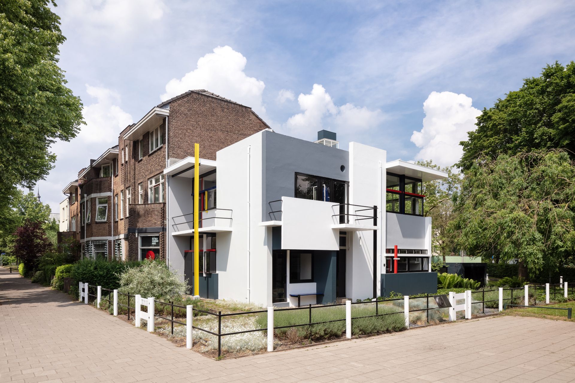 Buitenkant Rietveld Schröderhuis vanuit een hoek, foto door Stijn Poelstra.