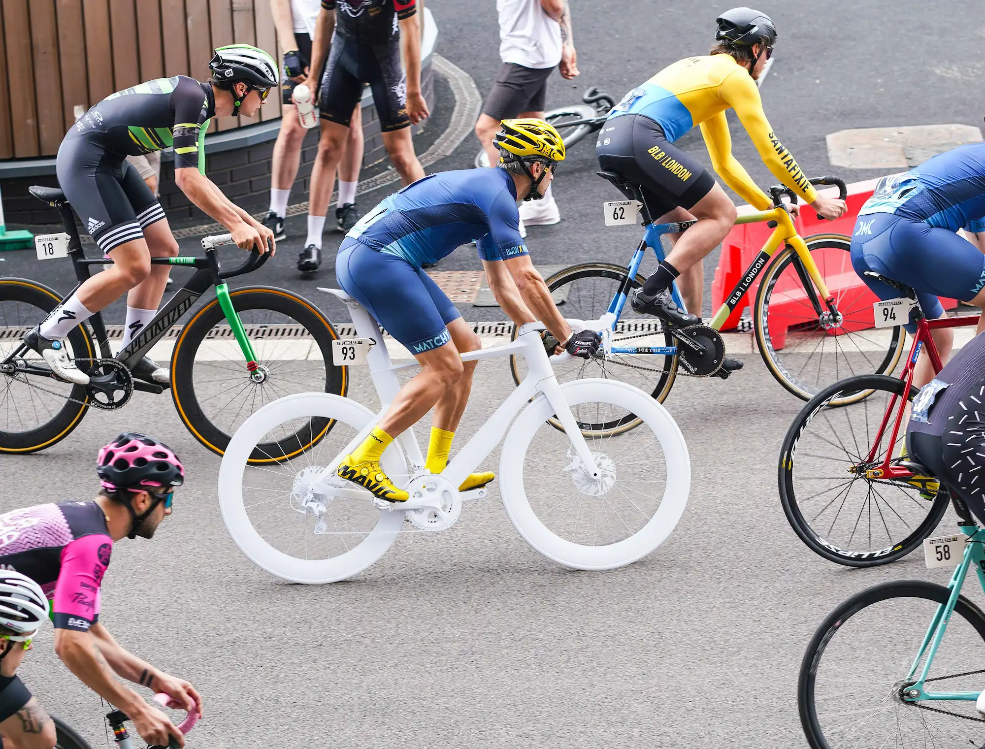 mixed CGI Fahrradrennen