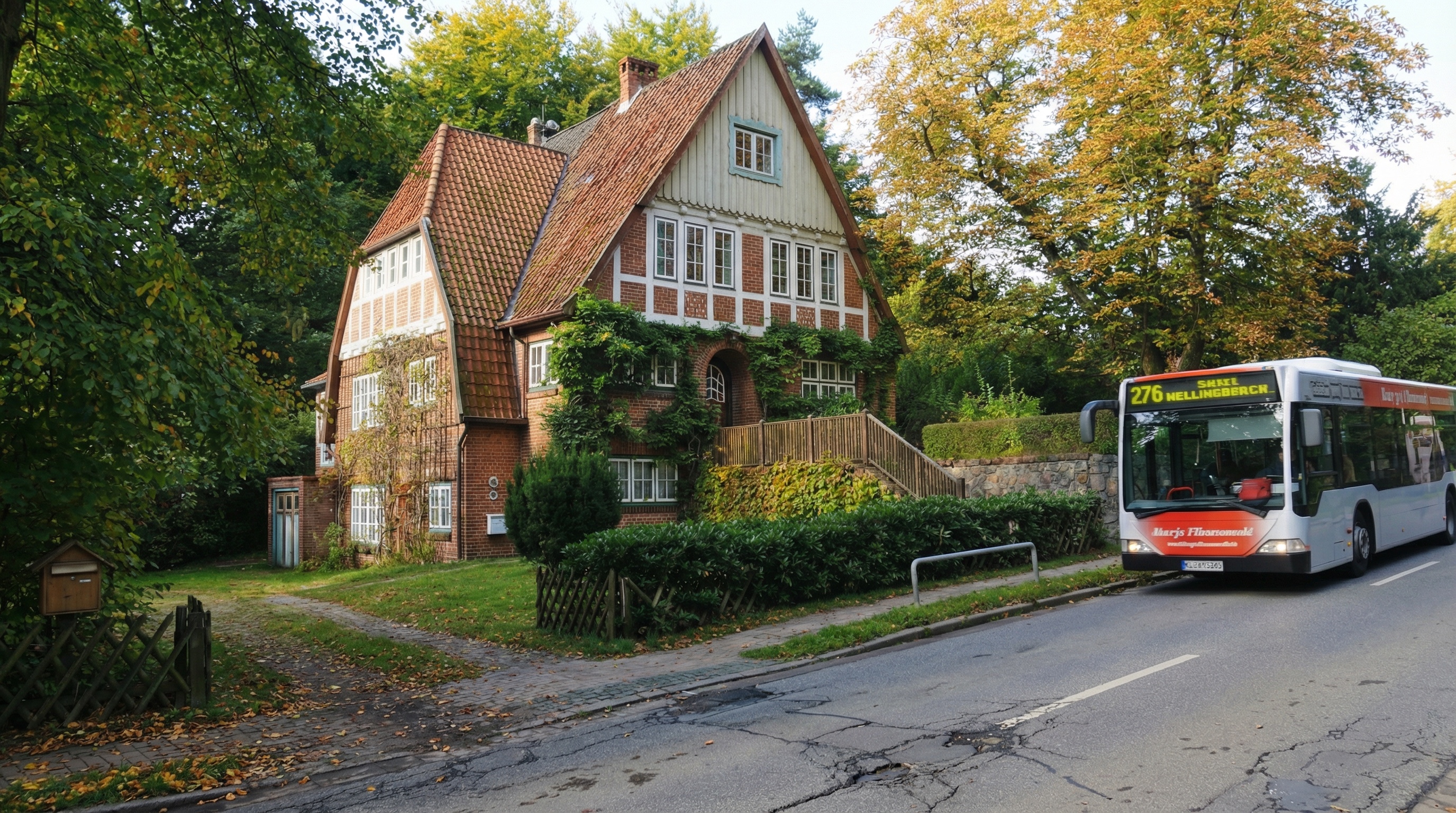 Fachwerkhaus mit rotem Ziegeldach und Efeu an der Fassade neben einer Straße, auf der ein weißer Bus der Linie 276 fährt in Lemsahl-Mellingstedt.