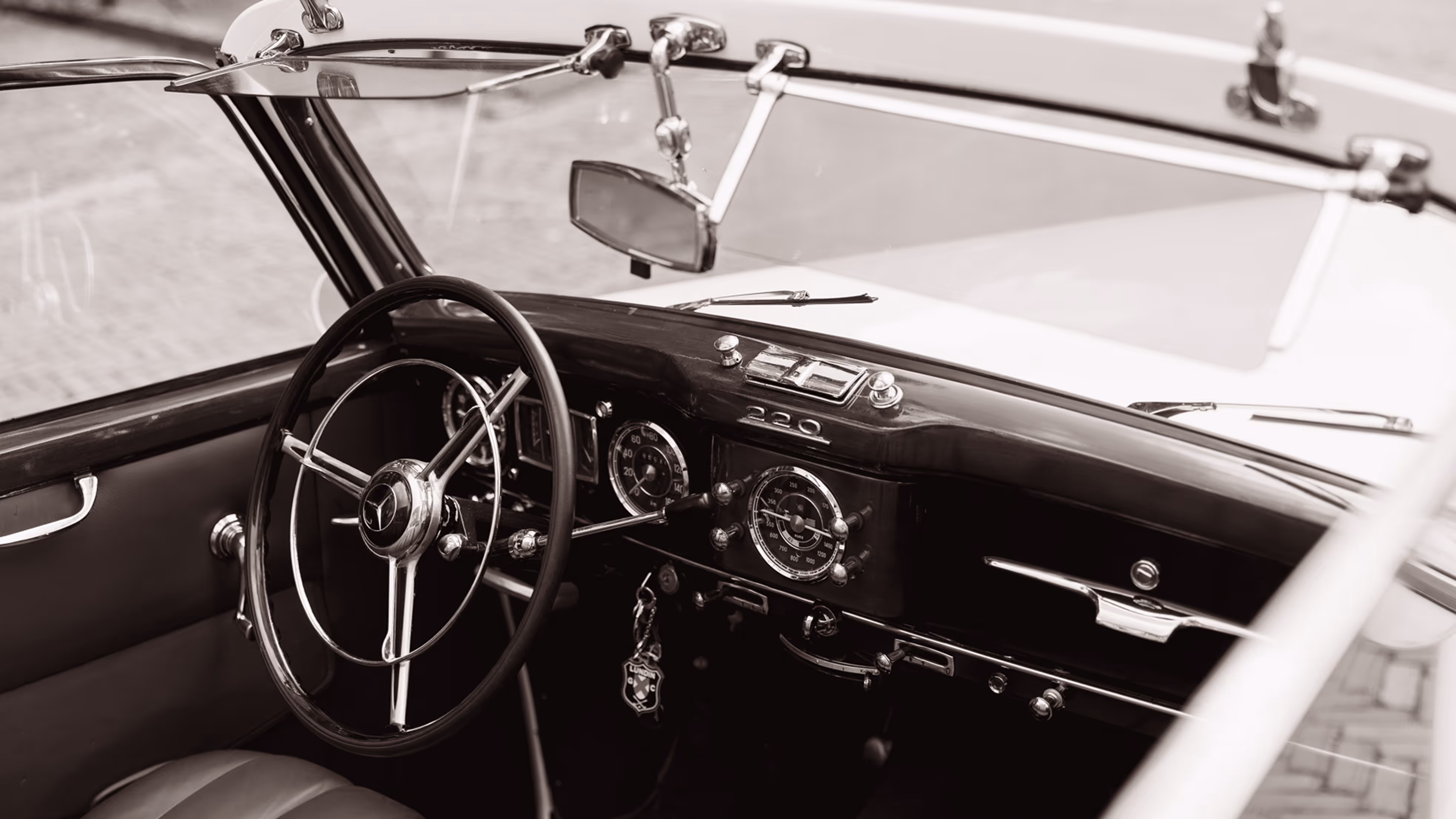 Borgo klassieke trouwauto interieur met vintage Mercedes stuurwiel en dashboard
