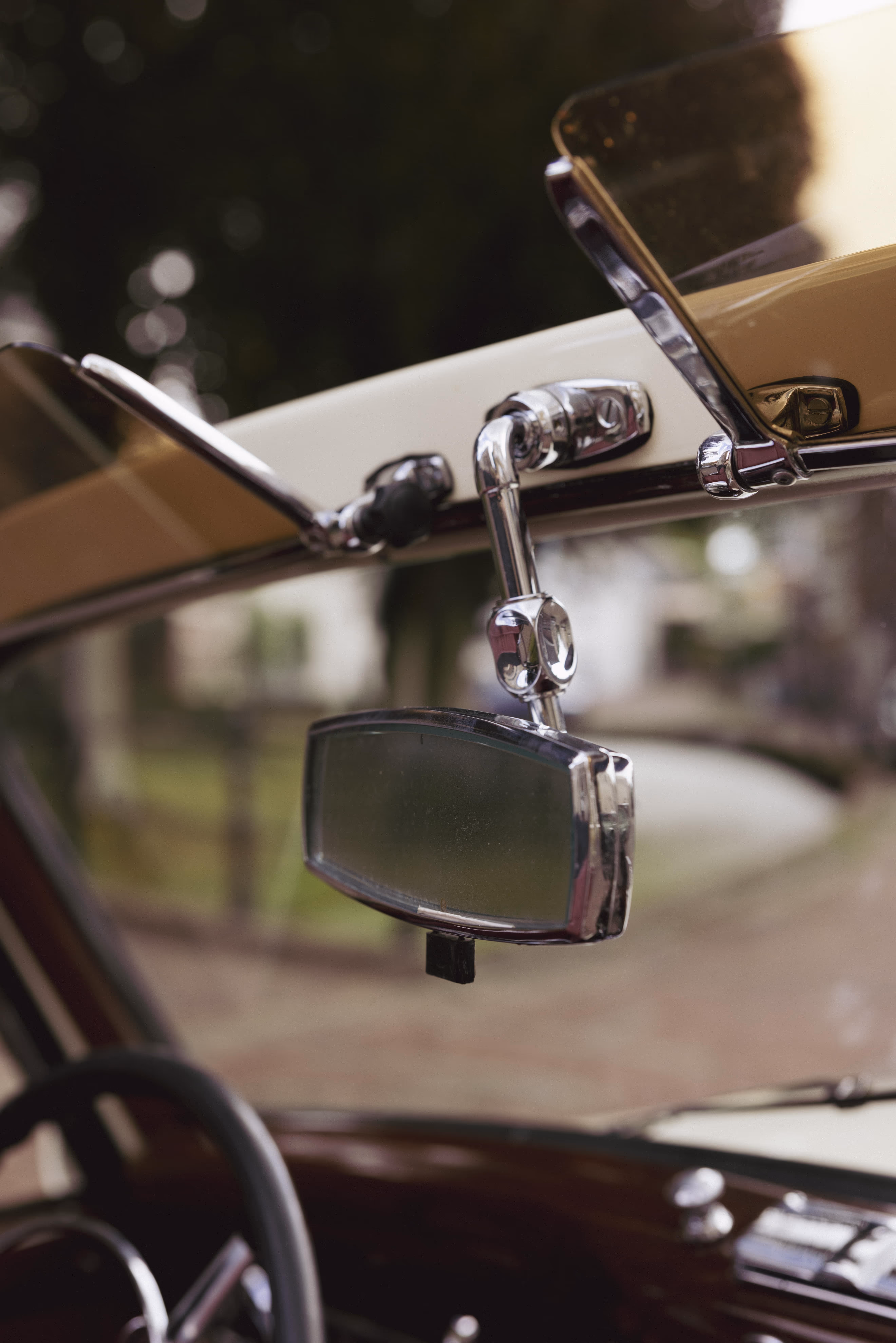 Borgo klassieke trouwauto met glanzende vintage zijspiegel en chroom details