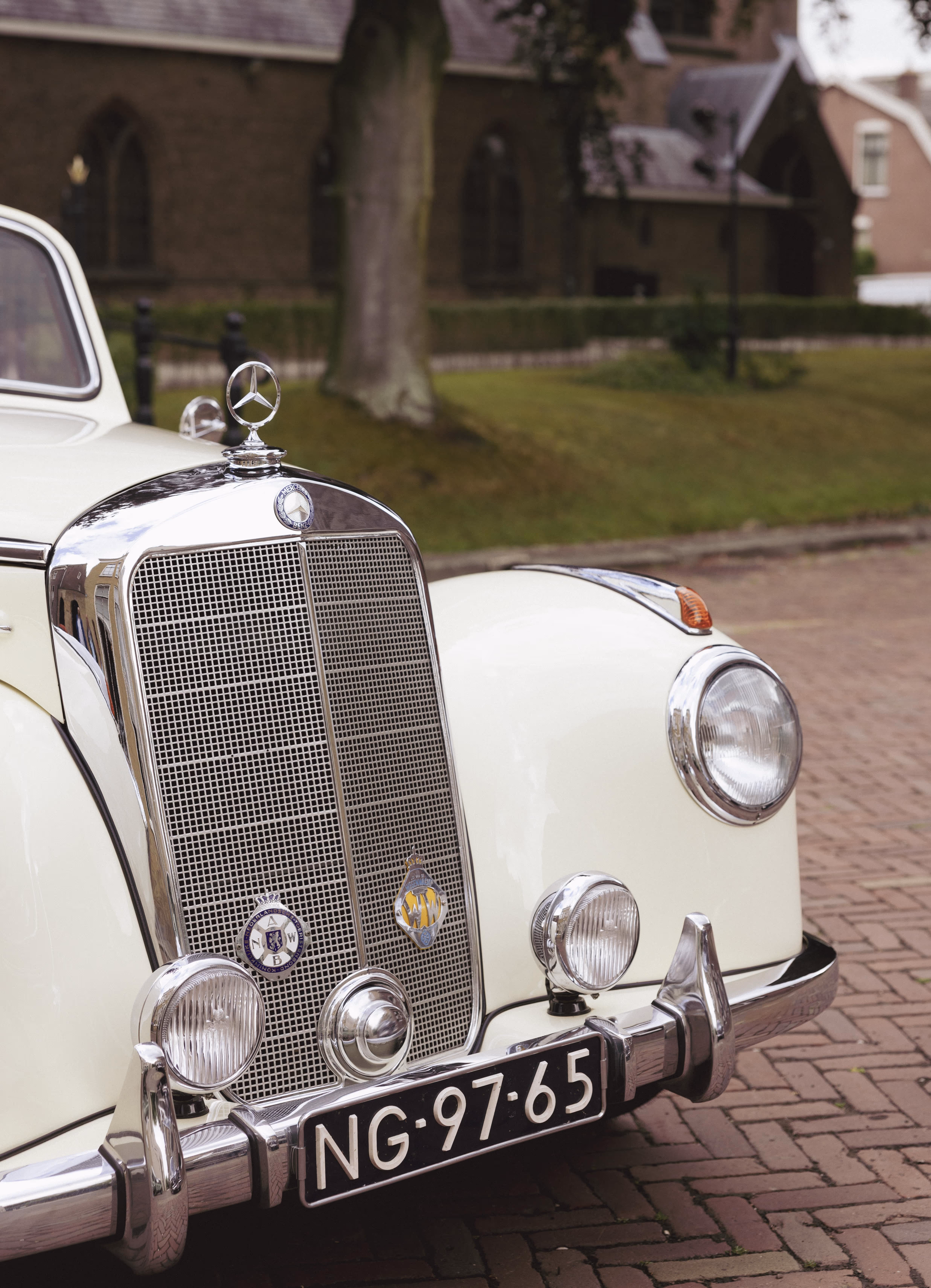 Borgo klassieke trouwauto, witte Mercedes op een schilderachtige binnenplaats