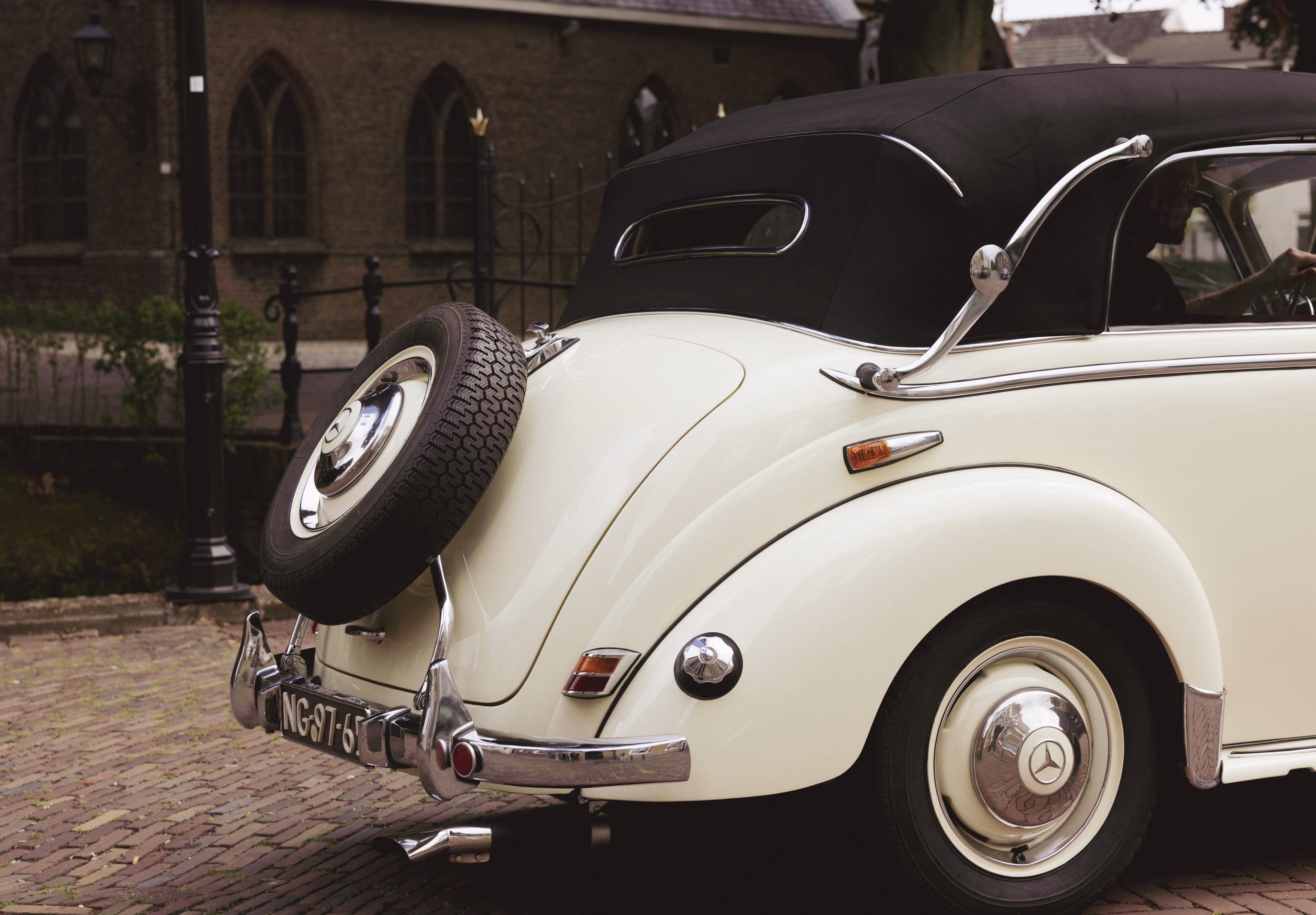 Klassieke borgo trouwauto met vintage Mercedes op bestrate achtergrond