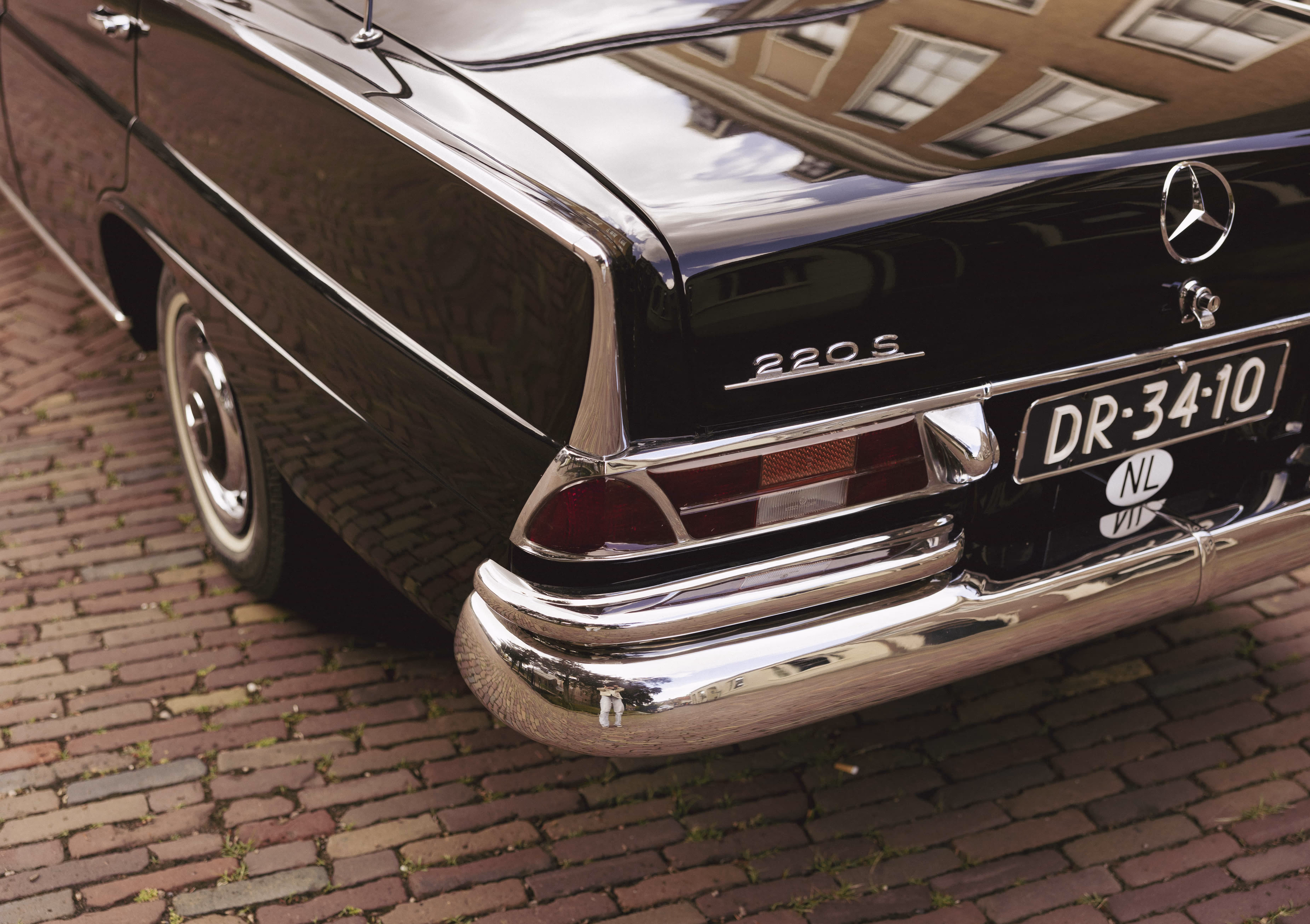 Klassieke borgo Mercedes 220S trouwauto met Nederlandse kentekenplaat