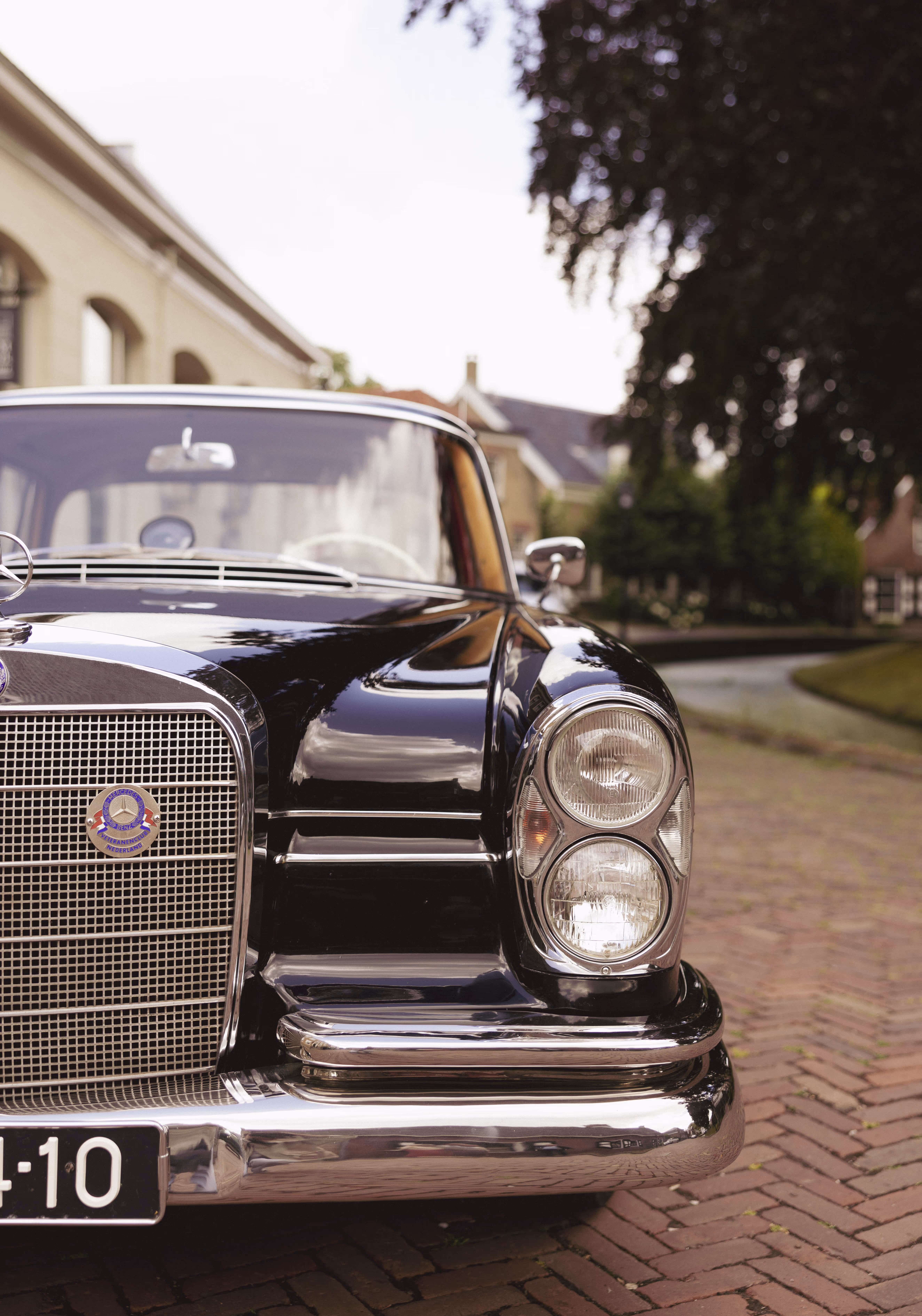 Klassieke borgo Mercedes trouwauto geparkeerd op een bestrate straat
