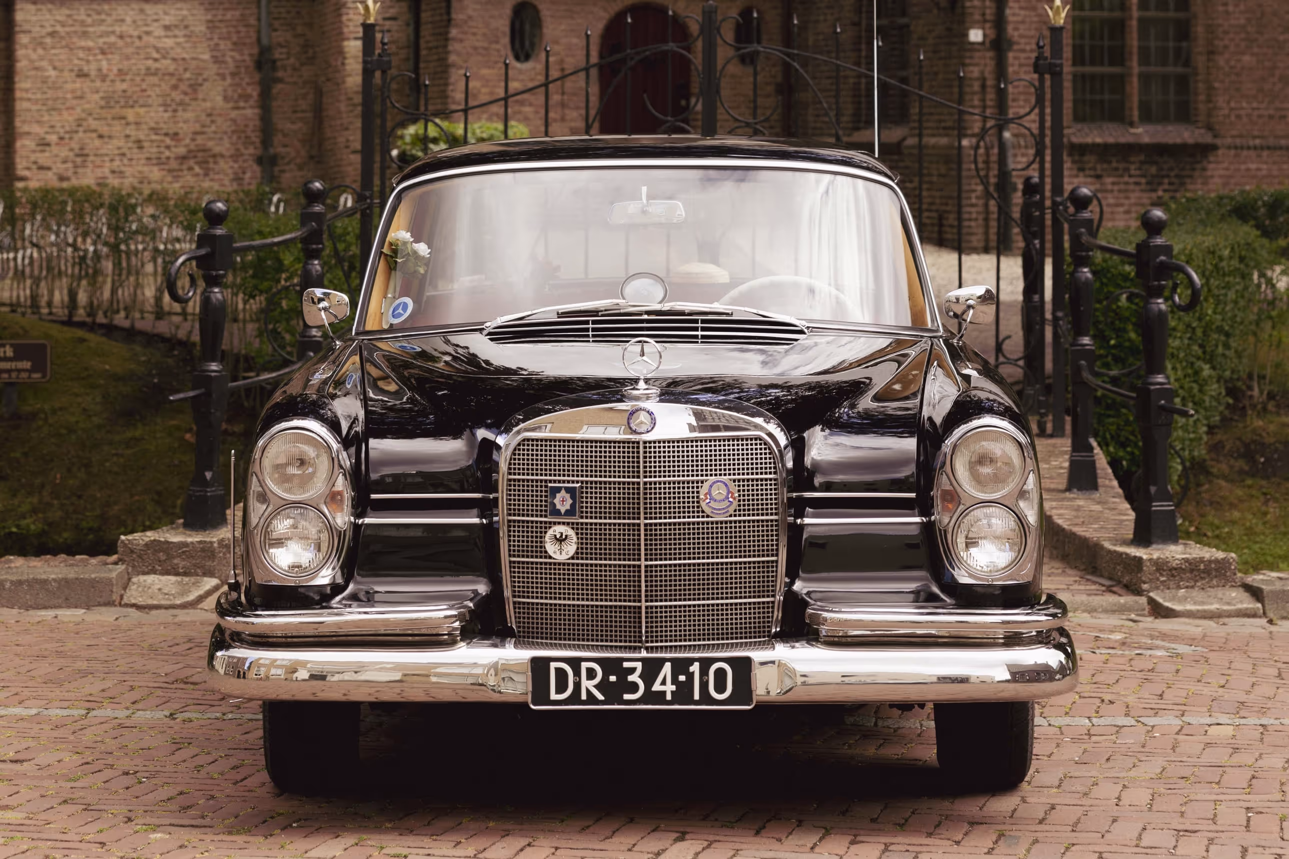 Klassieke borgo trouwauto, zwarte Mercedes op een oude binnenplaats