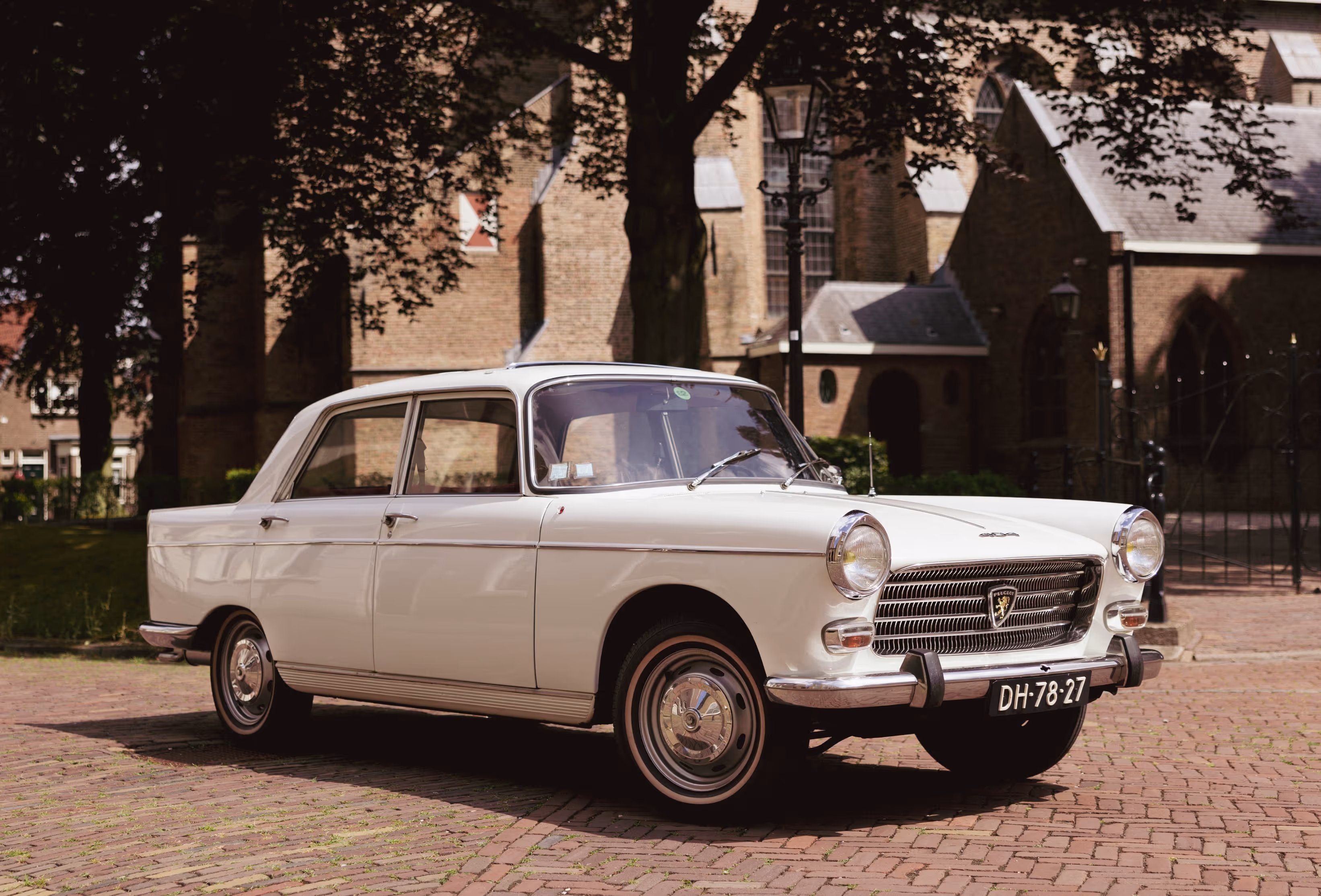 Klassieke borgo trouwauto geparkeerd op een schilderachtig Nederlands straatje