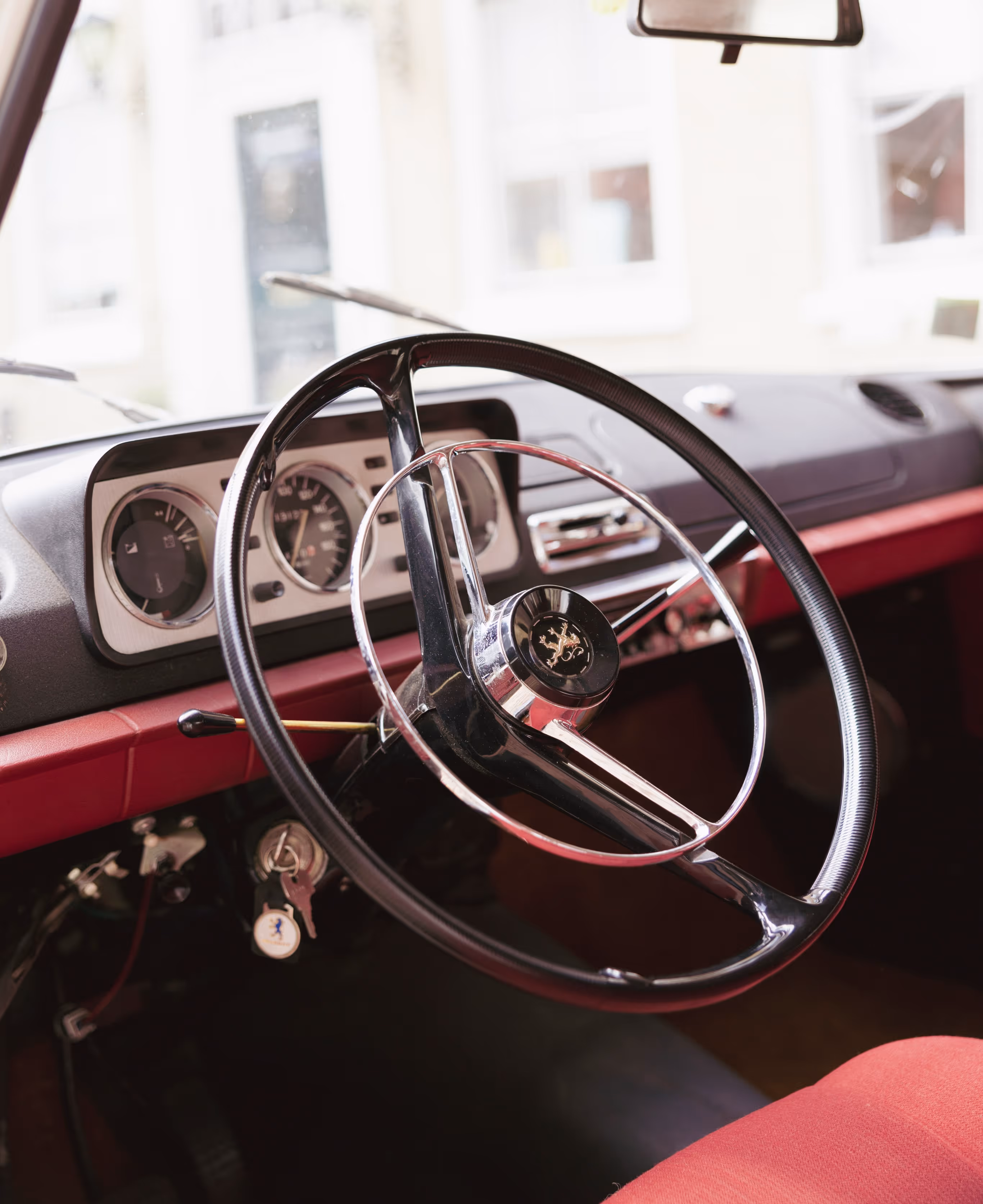 Borgo klassieke trouwauto met vintage stuurwiel en rode dashboard