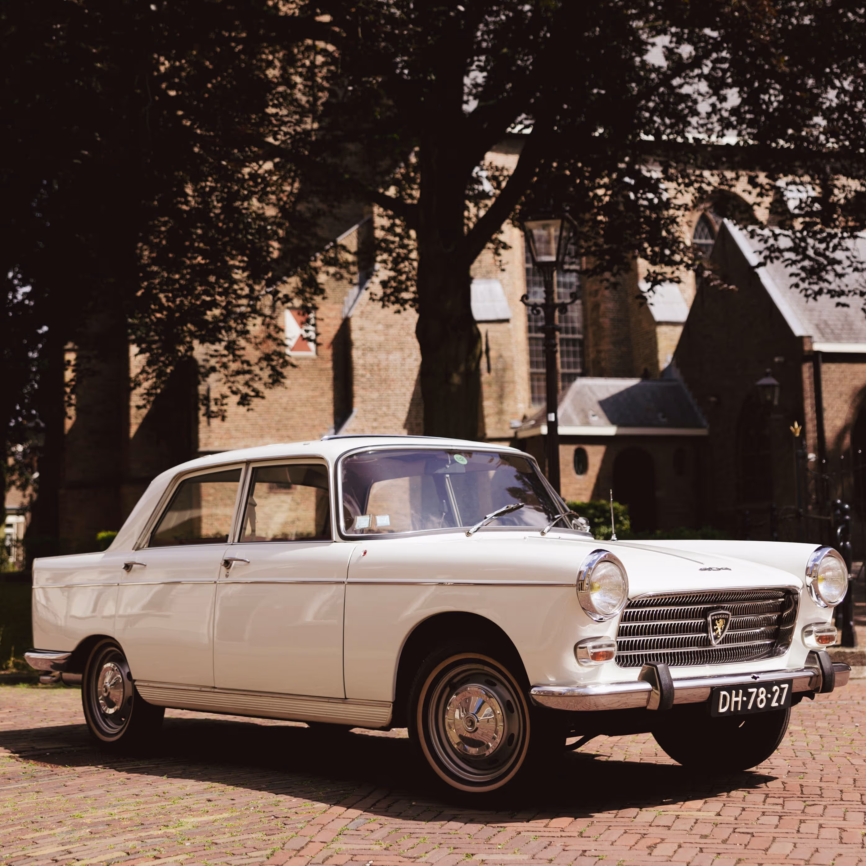 Klassieke borgo trouwauto geparkeerd voor een historisch bakstenen gebouw