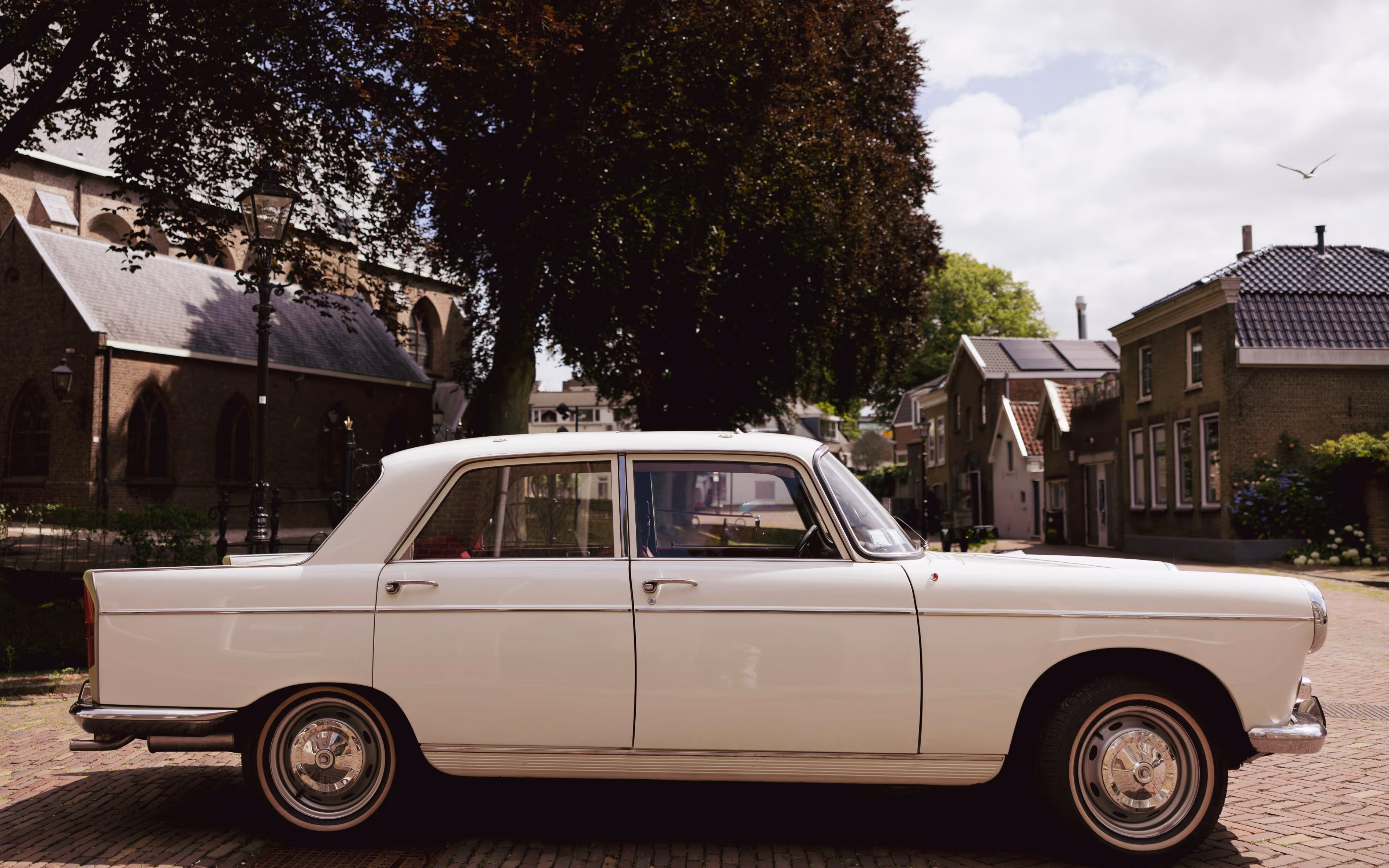 Borgo klassieke trouwauto geparkeerd in een schilderachtig Nederlands dorp