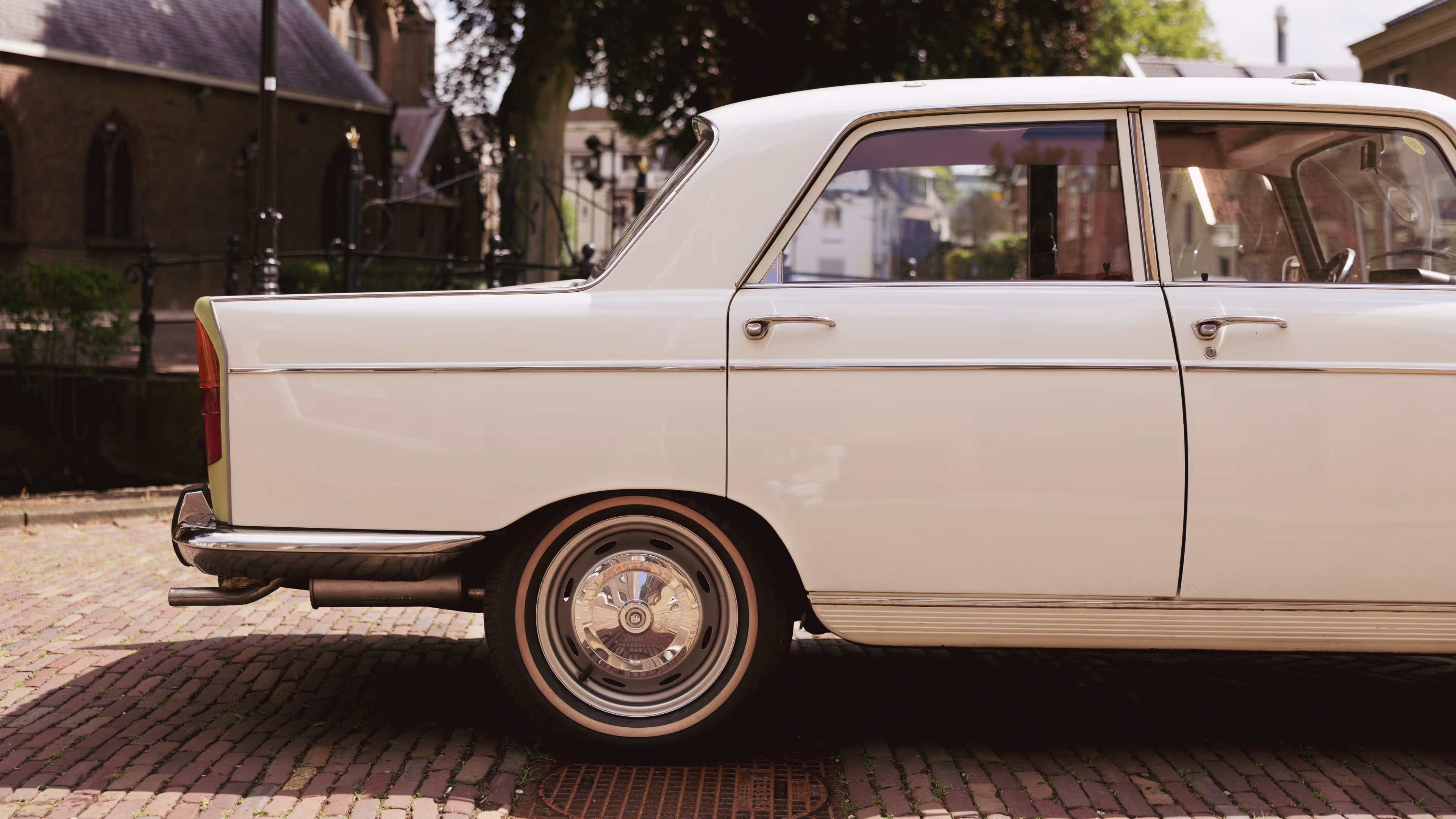 Borgo klassieke trouwauto wit geparkeerd op een bestrate historische locatie