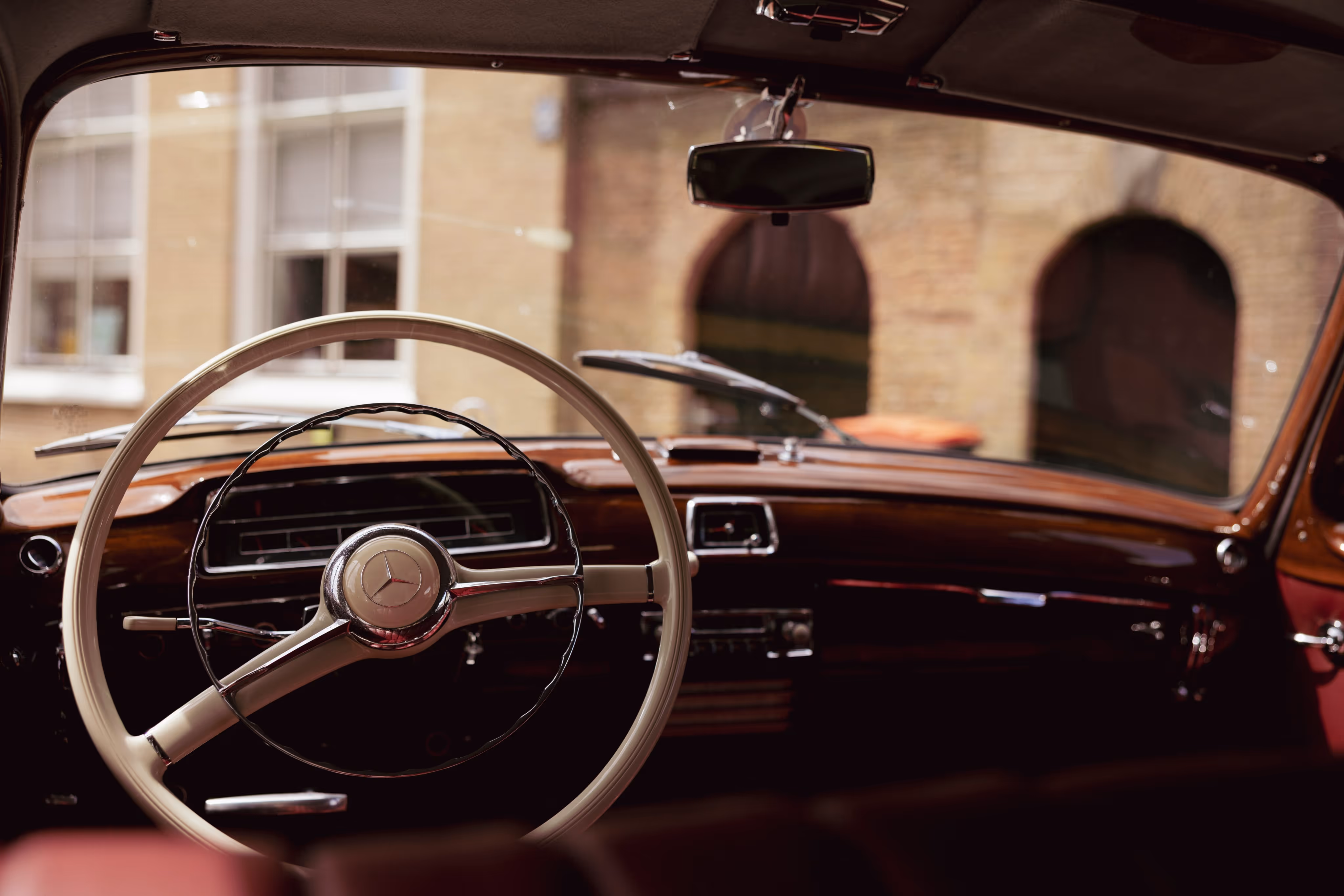 Klassieke borgo Mercedes trouwauto met strak interieur en vintage stuurwiel