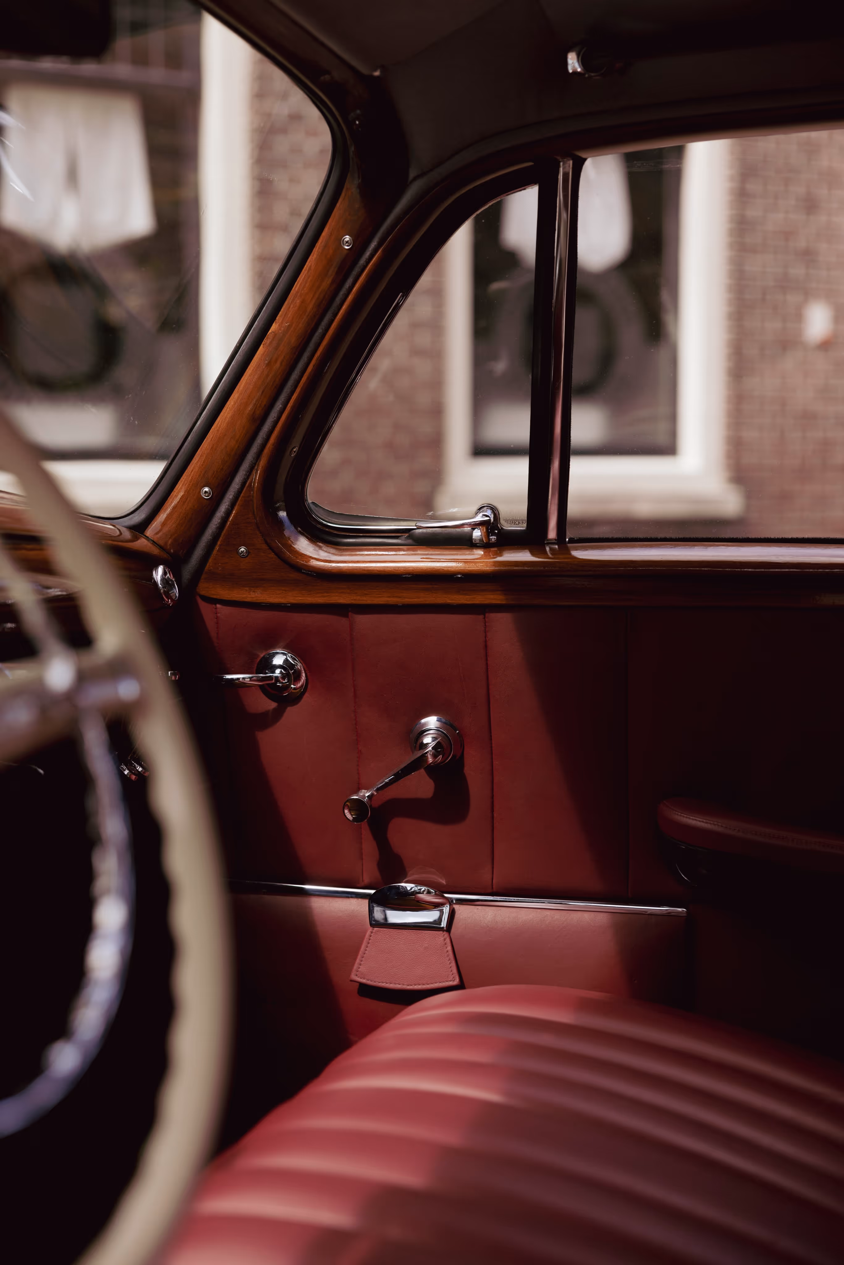 Borgo klassieke trouwauto met rode leren interieur en houten details