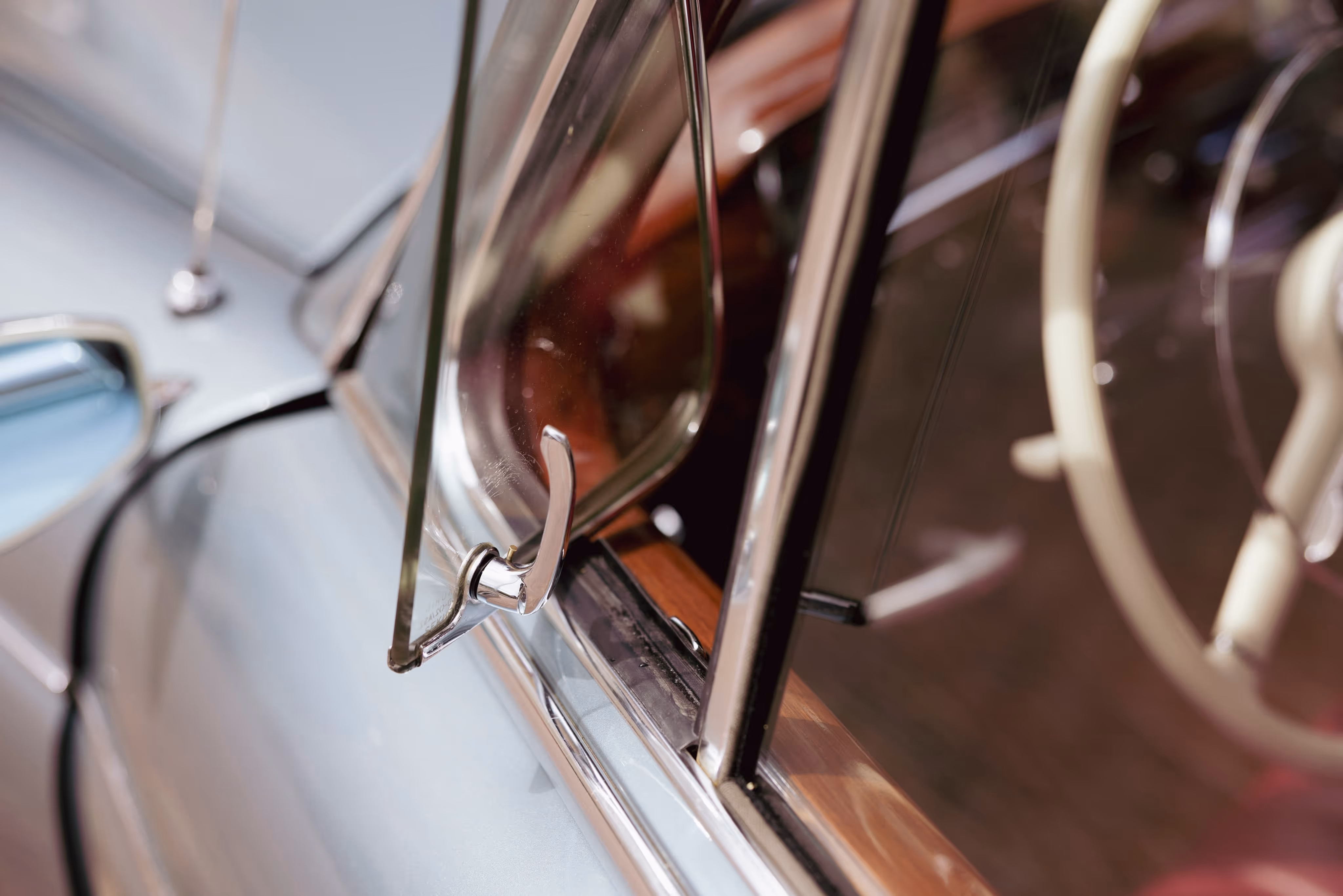 Borgo klassieke trouwauto met glanzende zijruit en vintage spiegel