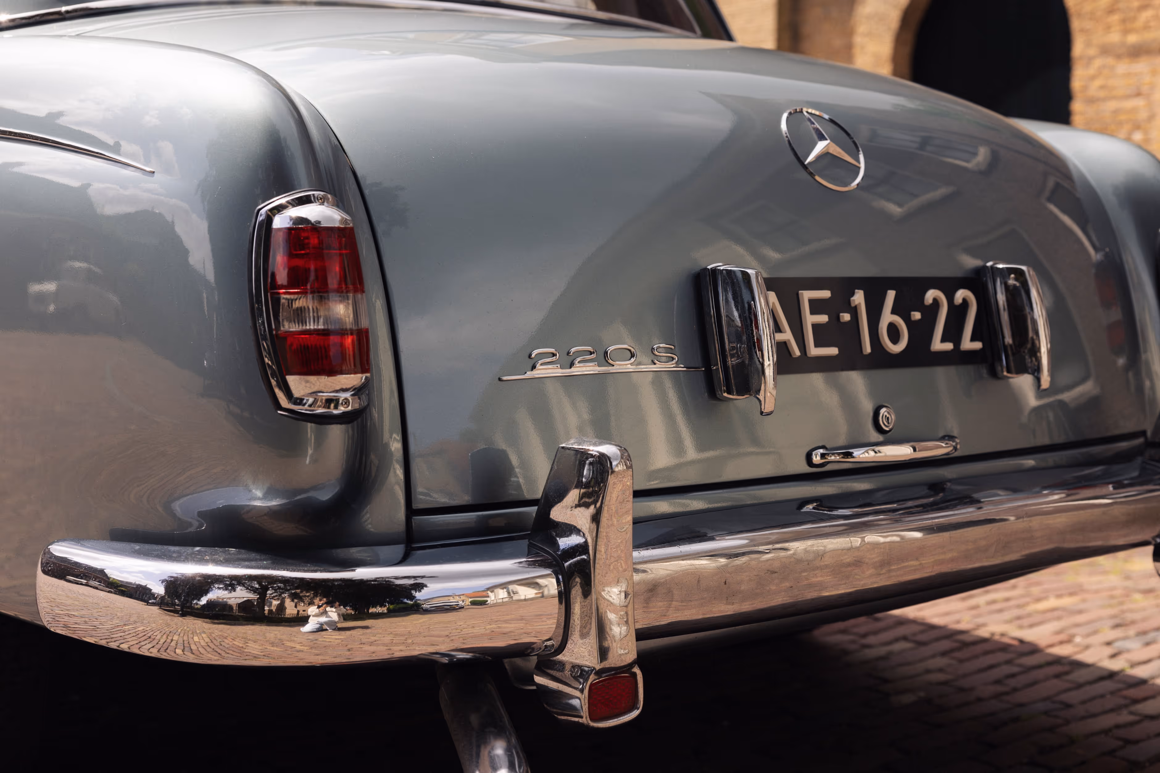Klassieke borgo Mercedes 220s trouwauto met vintage details en chrome bumpers