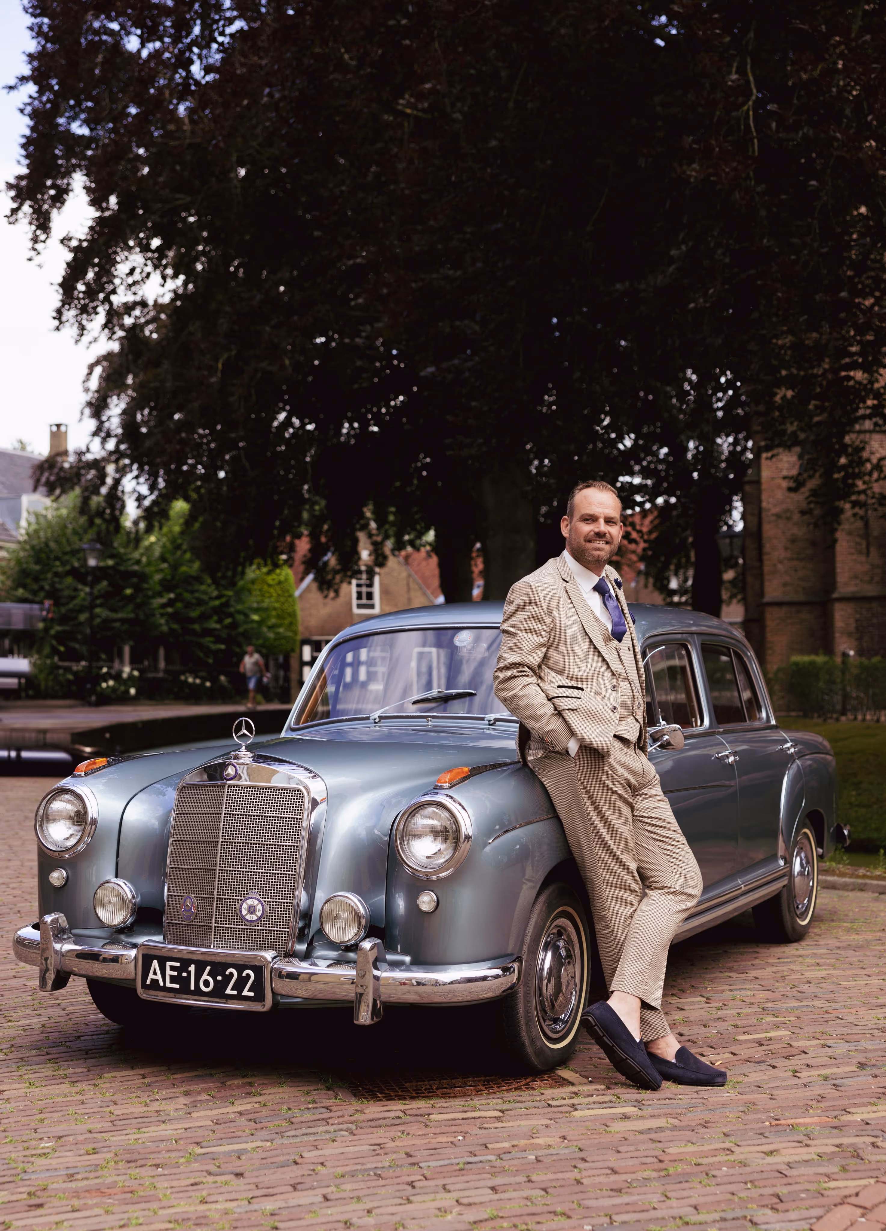 Klassieke Mercedes trouwauto in borgo-stijl met elegante bestuurder