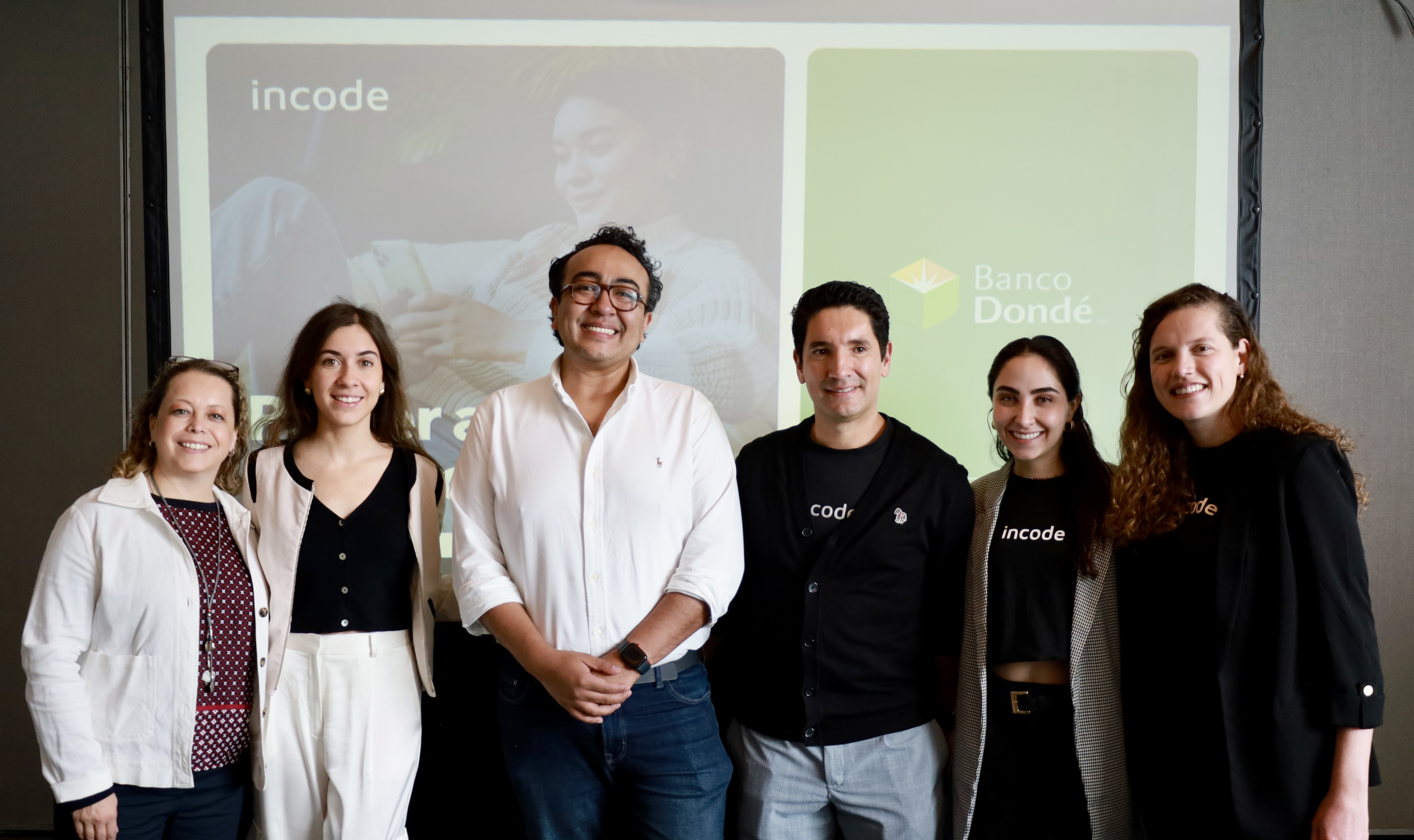 Equipo de Incode y Banco Dondé en evento