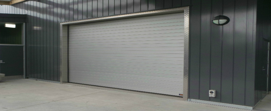 Insulated roller shutter door 