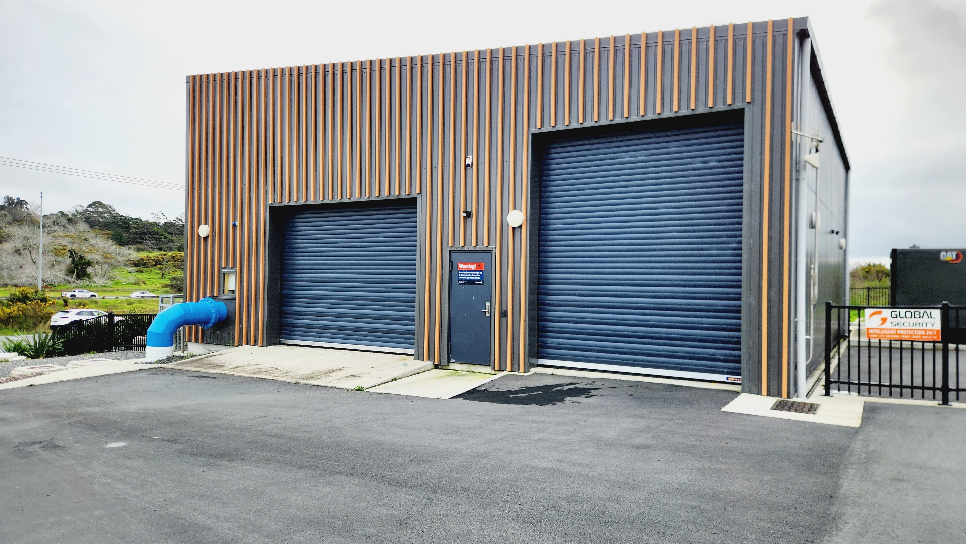 Insulated roller shutter door 