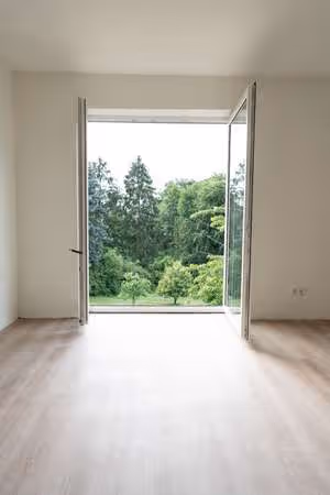 Einfamilienhaus im Grünen  - Schlafzimmer mit Blick in den wunderschönen Garten