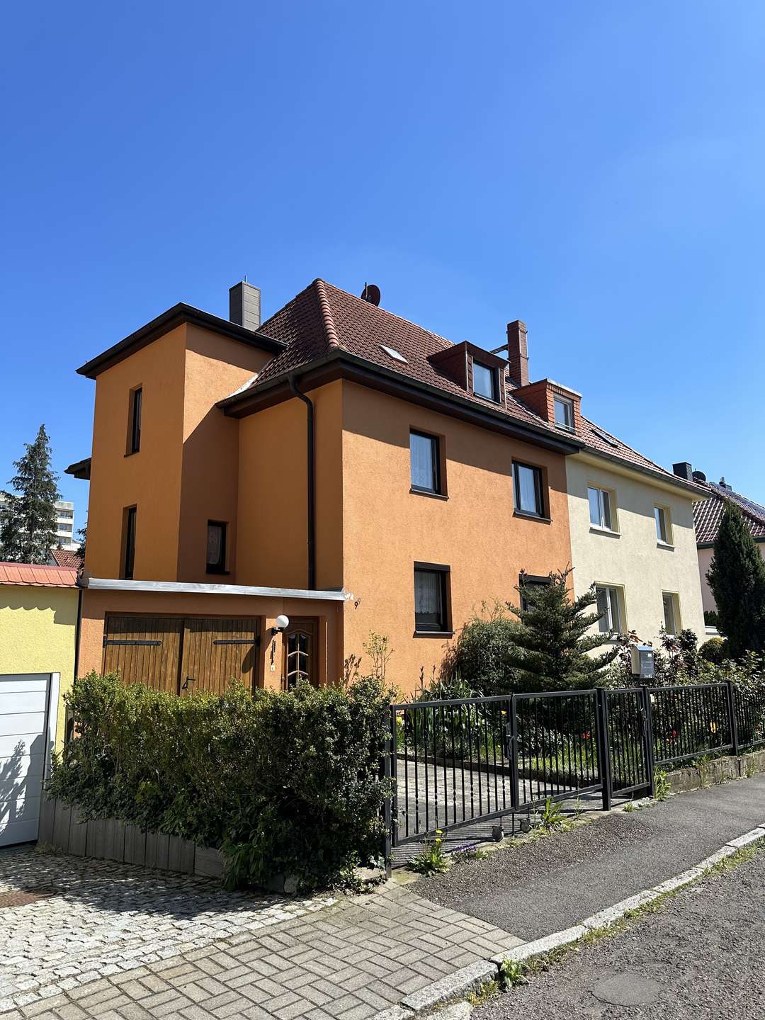 Idyllische Doppelhaushälfte in Lößnig - Hausansicht