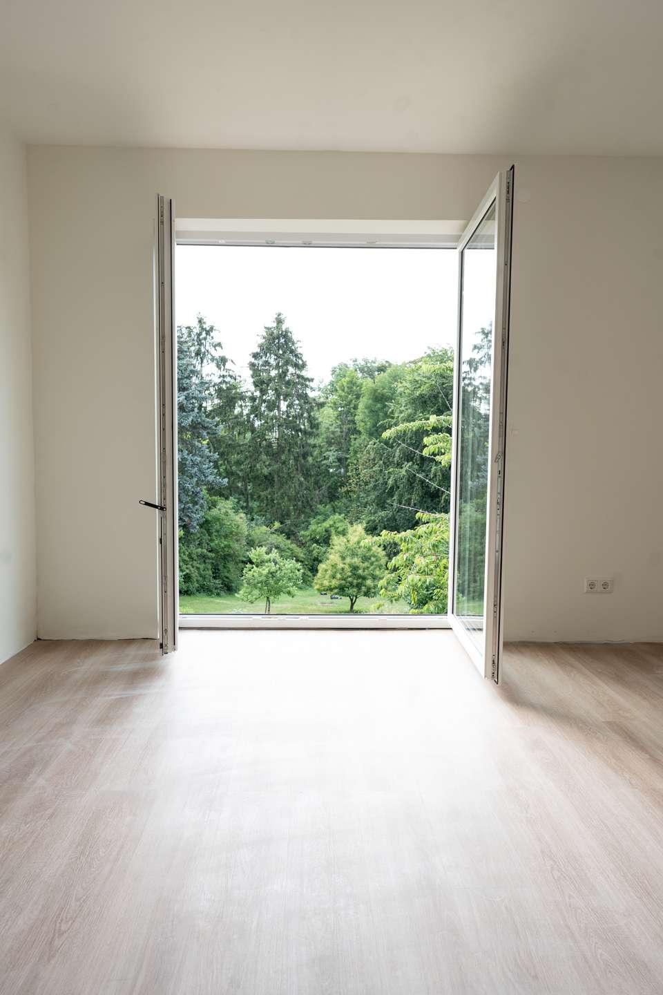 Einfamilienhaus im Grünen - Schlafzimmer mit Blick in den wunderschönen Garten