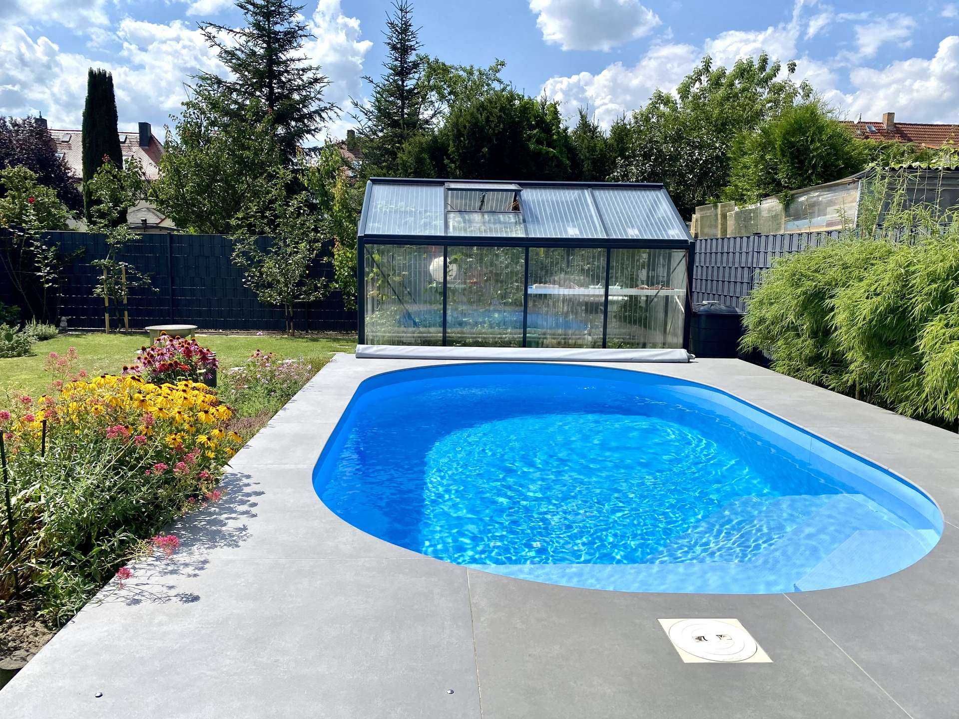 Doppelhaushälfte mit Pool in Leipzig - Poolbereich