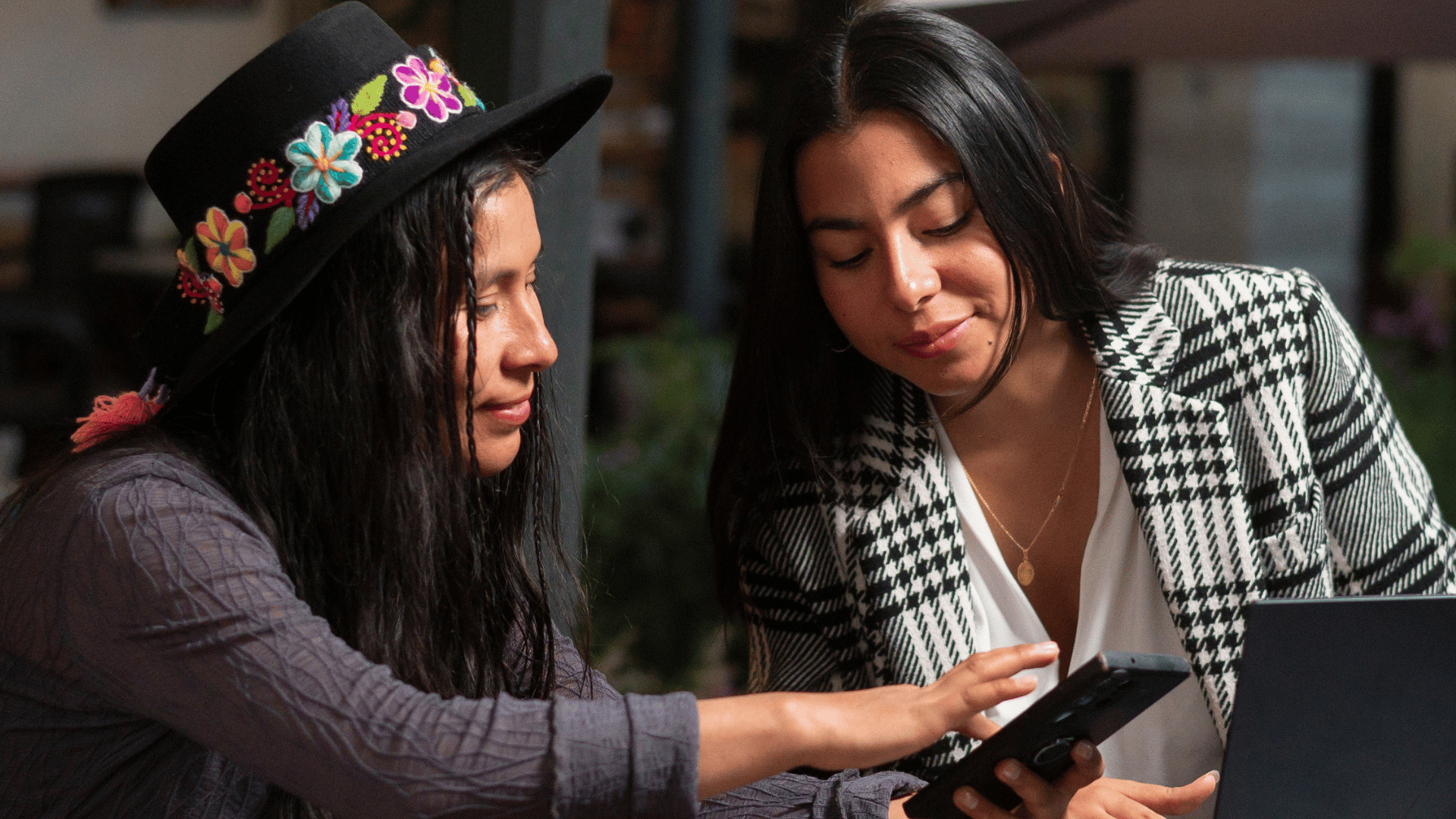 Líderes sociales de América Latina aprenden a usar IA en la Nonprofit Academy de Propel