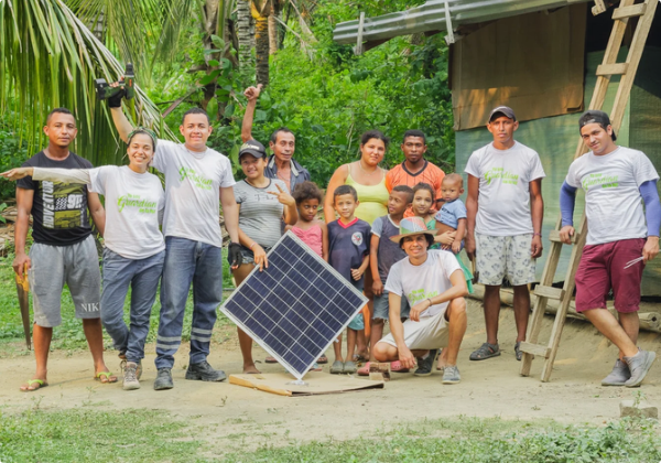 Población impactada por Tierra Grata en Colombia con paneles solares