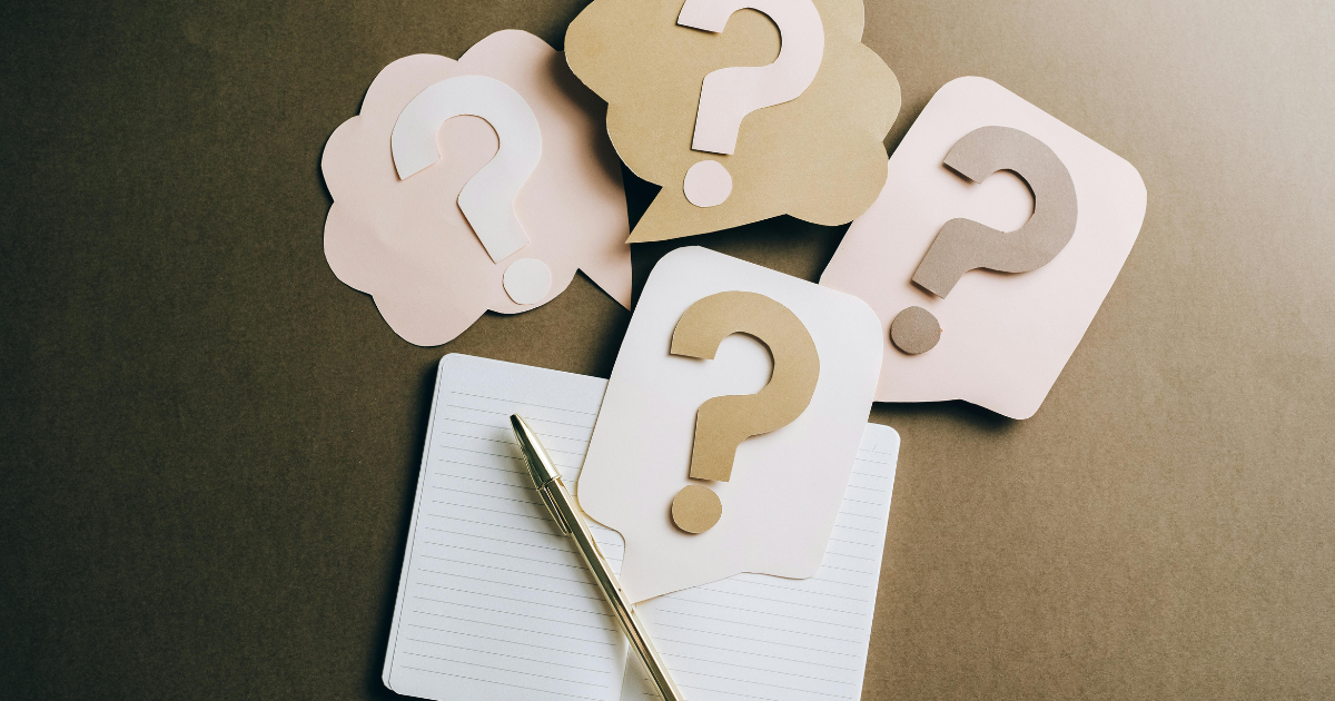Patchwork de points d’interrogation dans les tons beige — symbole de curiosité, d’exploration et de questionnements chez les collectionneurs d’objets rares.